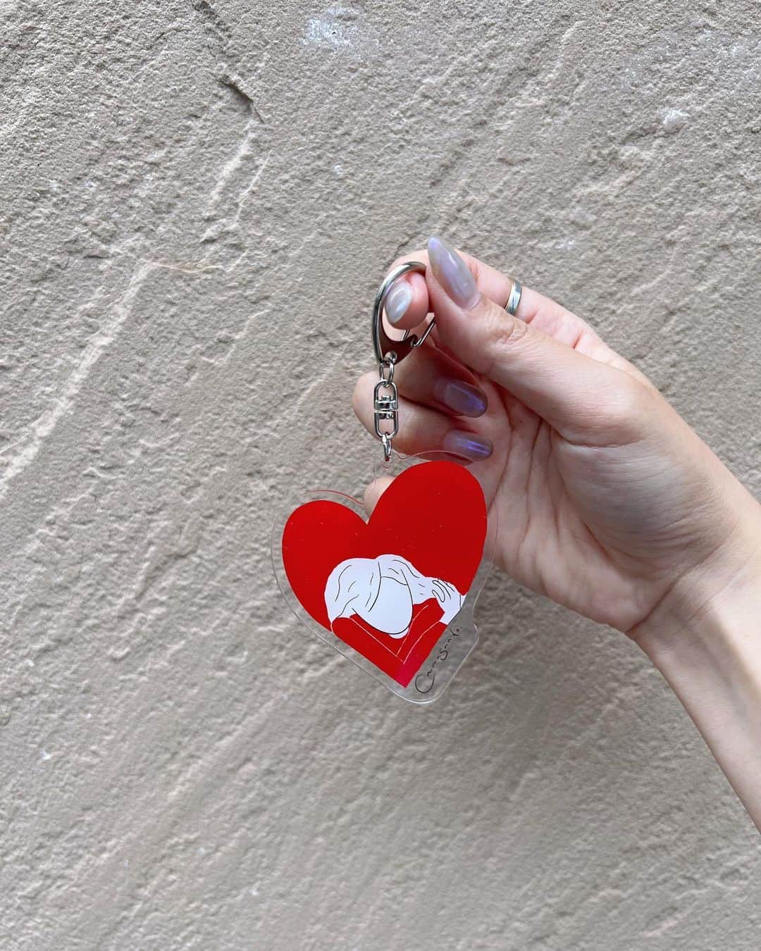 かーなーのインスタグラム：「my goods ❤️‍🔥  みんなから受け取った愛を 両手いっぱいに包みこむわたし🌎  〝canasando〟 沖縄の方言で〝愛してる〟  最近はちょくちょく絵も描いてみたり🎨  グッズのキーホルダー ライブで物販してます。  ぜひゲットしてください🕺🕺  つぎのライブは 7/29（土） 新宿エイサー！！  #奏絵 #奏絵の絵」