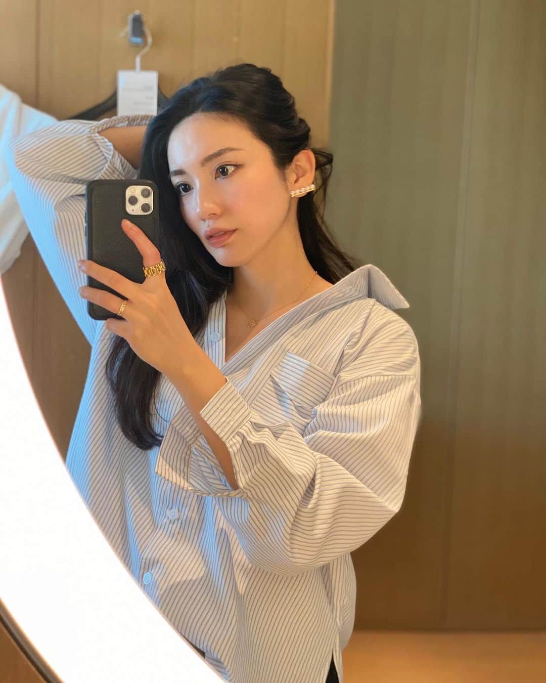 吉田愛璃のインスタグラム：「. インスタでみつけたピアス 金荒れでも大丈夫だし 1600円ならよいよねwww 本家がより欲しくなった🥺💎  #プチプラアクセサリー #ママファッション #男の子ママ #女の子ママ #ママライフ #すぐ耳ちぎられそうになるライフ #前の投稿と服かぶってしもた」