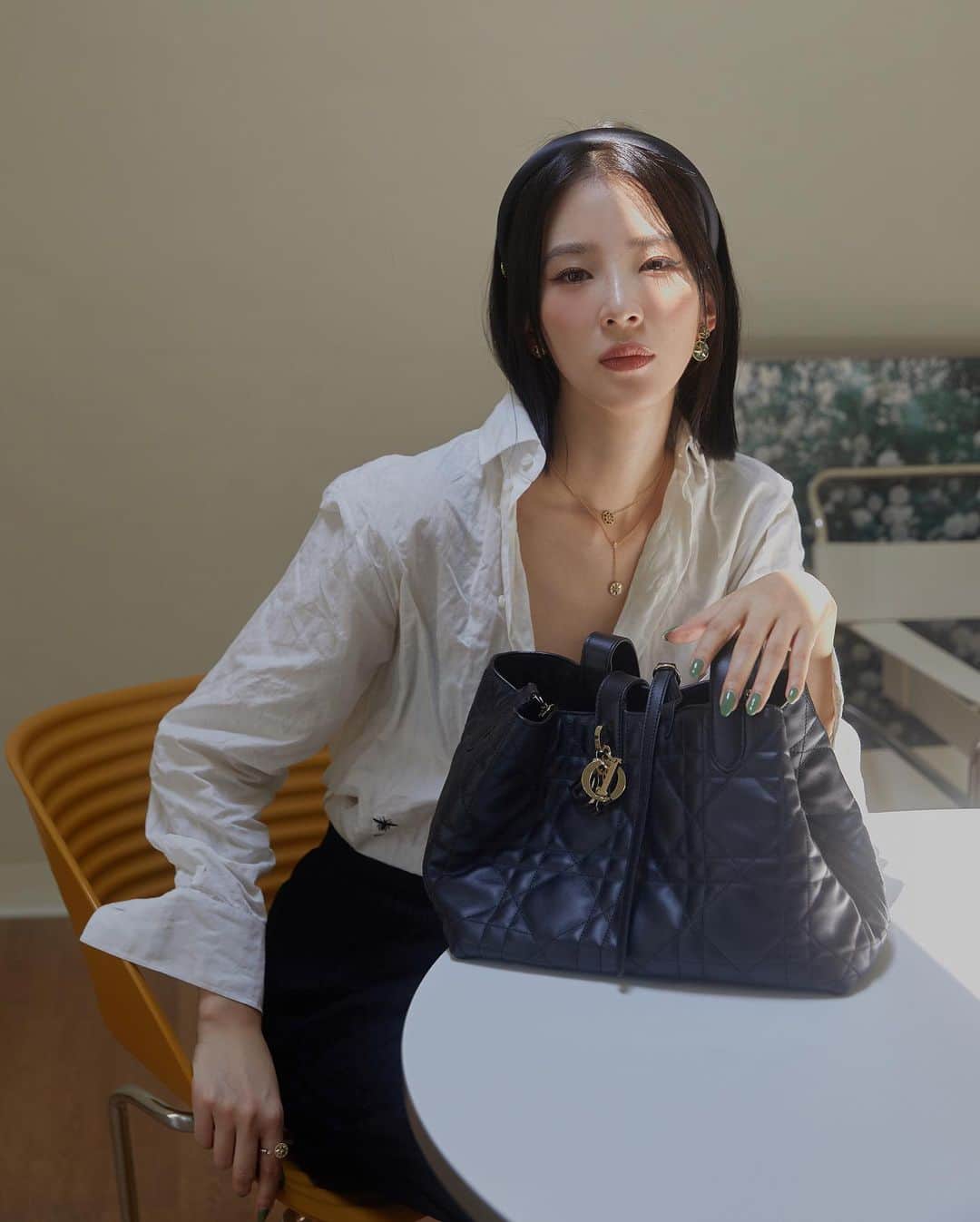 가로수길 , Seoulのインスタグラム：「오랜만에 만난 아이린 단발 머리 너무 좋아 💜💙🧡  @ireneisgood  @dior」