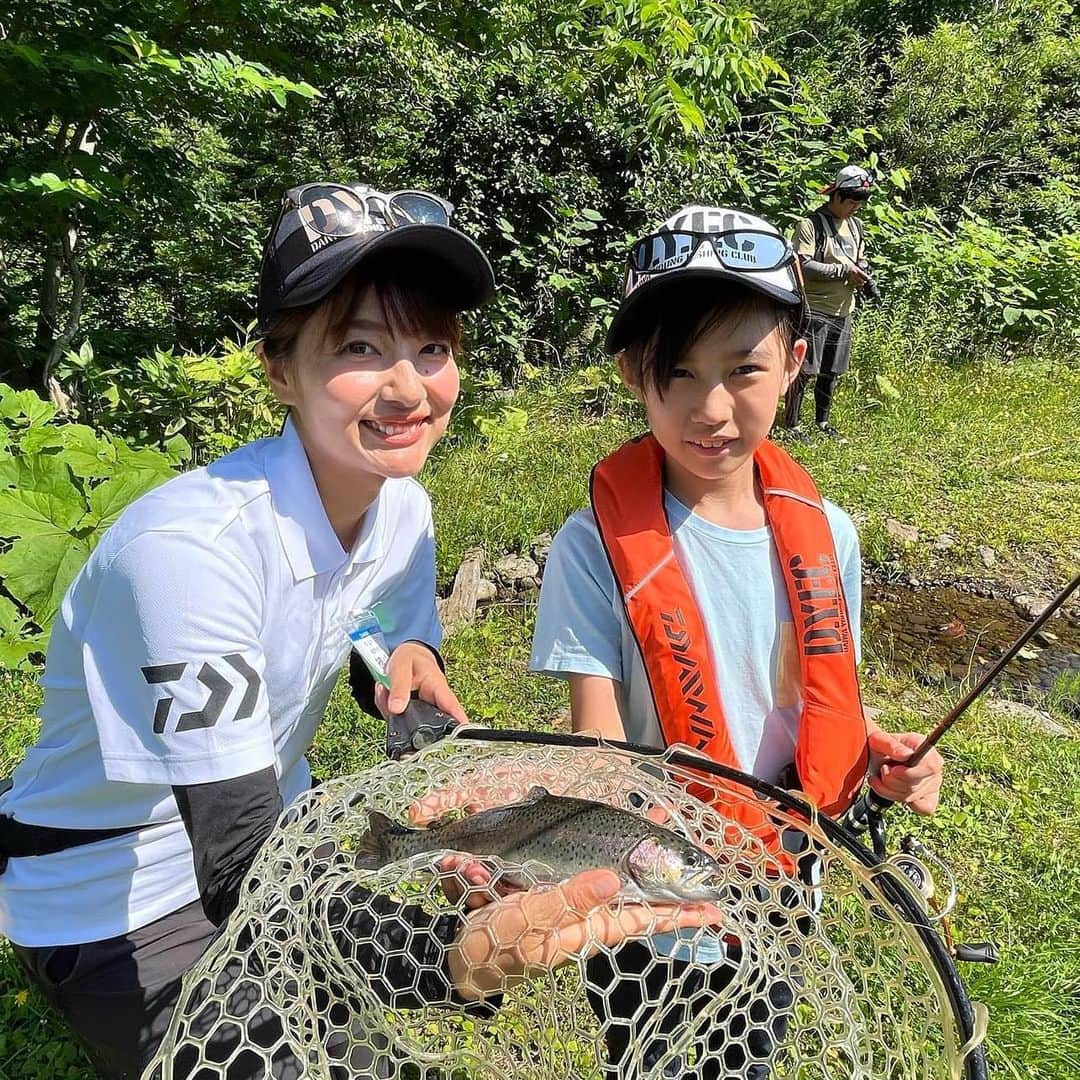 晴山由梨のインスタグラム：「DYFCトラウトルアースクールin北海道伊達  子ども達との話の中で、 冬は頭の上より高く雪が積もるとか、近所にクマがいるとか、 北海道トークに驚かされっぱなしでした🤣  普段家族でよく釣りに行くという子も、 釣りが全く初めてという子も、 みんなキャストやリトリーブなどの基本をマスターして、 ニジマスGETできました💛  最高のロケーションで、プライベートでもまた来たい場所✨  #dyfc #トラウトフィッシング #北海道 #ビッグファイト松本」