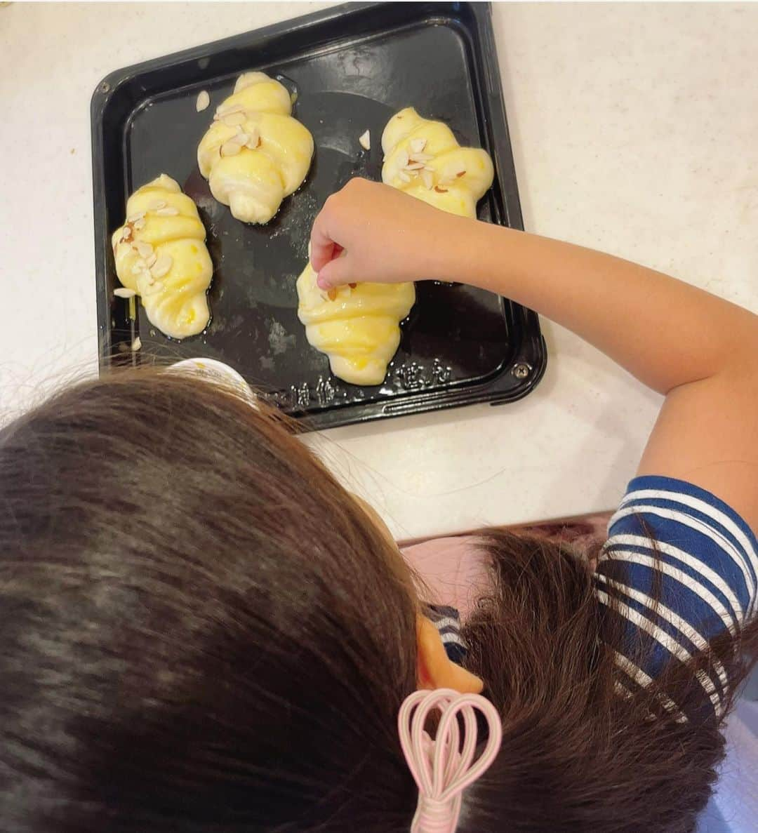 安めぐみのインスタグラム：「いつかのこねこね🥐🥯  横で説明していたら、 ママ言わないでいいから！ やっぱり言って！！を繰り返し、 可愛いなぁと思いながら控えめに説明しました笑💓  #こねこね #パン作り #簡単に作れるパンセットをいただきました #親子でsacriパン作り  #楽しかったようです✨ #4枚目は昨日のパチリ #日曜日 #皆さん良い日曜日をお過ごし下さい☺️」