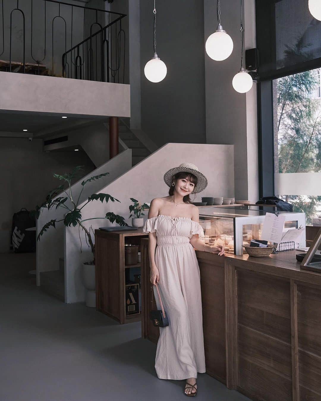 郭圈圈のインスタグラム：「是木溪的新店🥐 挑高的裝潢讓人一進去就很舒服 食物也好吃😋 - @le_shiqu #時區  📍台南市中西區友愛街115巷5-3號 （二樓座位要脫鞋喔） （有收9%服務費） （可預約，但我是直接去剛好有位置） - #lea_outfit @marule.official ✨」