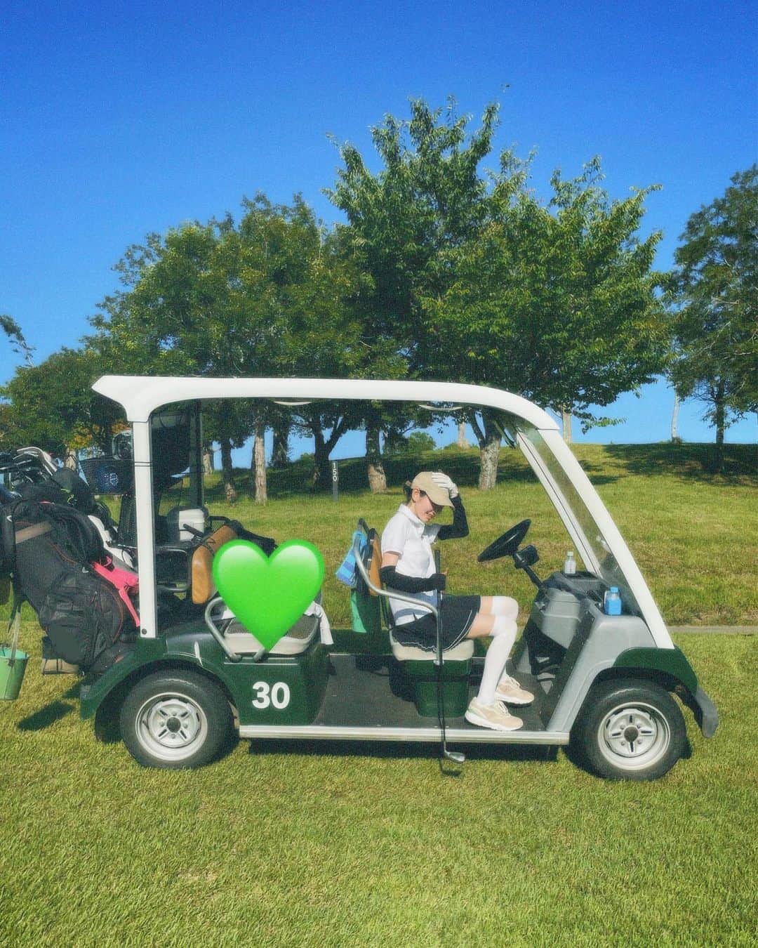 岡本夏美のインスタグラム：「⛳️💚🐧  先日、 ゴルフいってきました~ お父さんと、いとこ親子と☻  マンシングの可愛いウェア沢山きれて気分あがった~ほんとに楽しい1日だった☺︎」