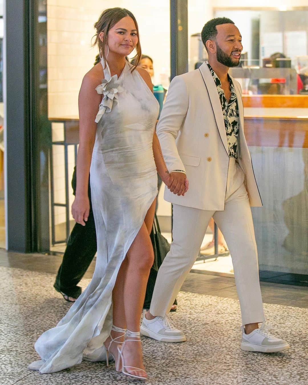 Just Jaredさんのインスタグラム写真 - (Just JaredInstagram)「Chrissy Teigen was glowing in a blue dress and strappy heels while supporting John Legend at a pop-up event for his new skincare line Loved01. We've got more pics of the happy couple over at JustJared.com! #ChrissyTeigen #JohnLegend Photos: Backgrid」7月23日 12時51分 - justjared