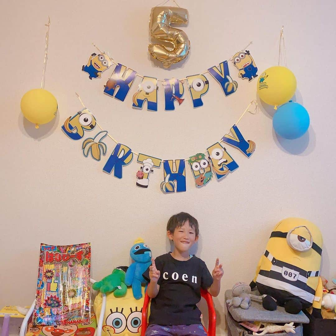 池田夢見さんのインスタグラム写真 - (池田夢見Instagram)「大変【たいら】ついに5歳🎉 お誕生日を無事に家族でお祝いできました☺️ ほんまにおめでとうっ！ なんか5歳って考え深いわぁ〜  初めての出産、そしてママと なり５年かぁ〜とか あんなに小さくて軽かった たいらがこんな大きなったんかぁーとか😭  どんどん言葉が少年になってて 切ないこともあったり、 妹と喧嘩ばっかして 悩ましかったり🤪　  毎日いろんな感情を 与えてくれてありがとうね😘  とにかく元気でお誕生日を祝えたことが感謝感謝です🥲  またこの貴重な5歳の一年を たっぷり楽しんで行こうぜ！！ ママもまだまだ一緒に走れるよう日々健康には 気をつけてまいります٩(๑❛ᴗ❛๑)۶  #プレゼントはlegoマリオ  #5歳 #お誕生日 #おめでとう #感謝 #ママ5年生 #長男  #ケーキ食べないからスイカケーキ風 #意外にもアンパンマンミュージアムがリクエストできまして」7月23日 13時07分 - ikedayumemi