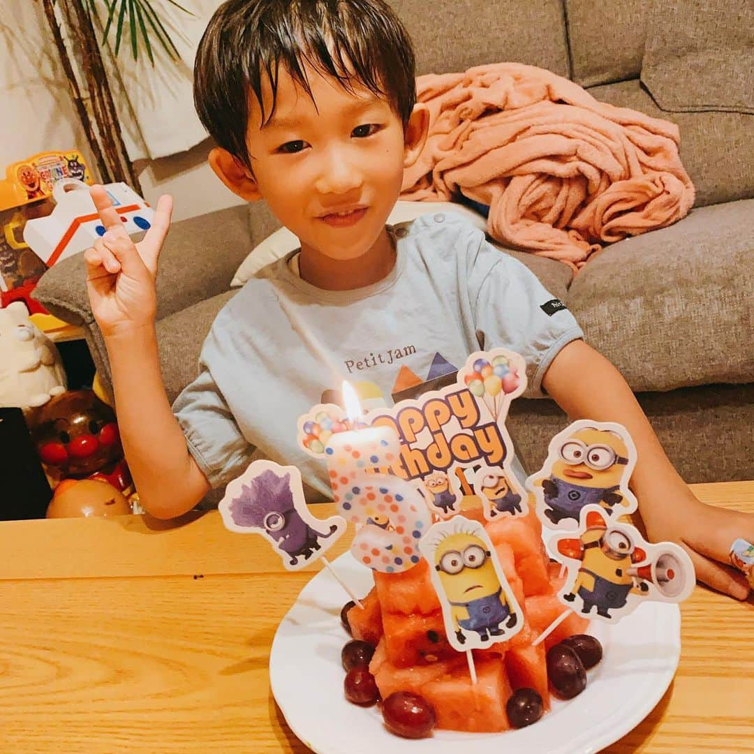 池田夢見さんのインスタグラム写真 - (池田夢見Instagram)「大変【たいら】ついに5歳🎉 お誕生日を無事に家族でお祝いできました☺️ ほんまにおめでとうっ！ なんか5歳って考え深いわぁ〜  初めての出産、そしてママと なり５年かぁ〜とか あんなに小さくて軽かった たいらがこんな大きなったんかぁーとか😭  どんどん言葉が少年になってて 切ないこともあったり、 妹と喧嘩ばっかして 悩ましかったり🤪　  毎日いろんな感情を 与えてくれてありがとうね😘  とにかく元気でお誕生日を祝えたことが感謝感謝です🥲  またこの貴重な5歳の一年を たっぷり楽しんで行こうぜ！！ ママもまだまだ一緒に走れるよう日々健康には 気をつけてまいります٩(๑❛ᴗ❛๑)۶  #プレゼントはlegoマリオ  #5歳 #お誕生日 #おめでとう #感謝 #ママ5年生 #長男  #ケーキ食べないからスイカケーキ風 #意外にもアンパンマンミュージアムがリクエストできまして」7月23日 13時07分 - ikedayumemi