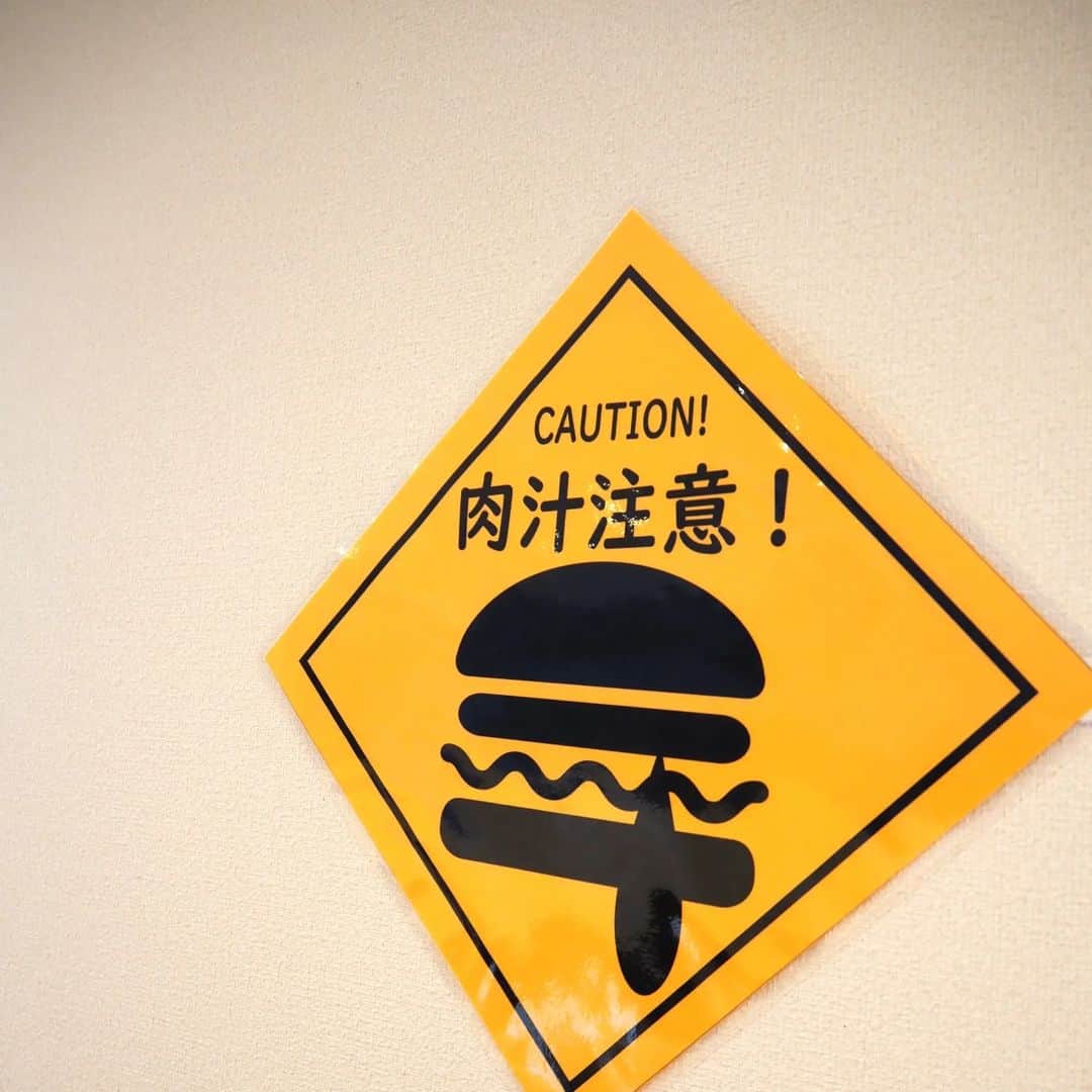 Kuboi Ayumiさんのインスタグラム写真 - (Kuboi AyumiInstagram)「肉汁注意！長崎和牛100%使用の佐世保バーガー  ハウステンボスに行く前に近くにある佐世保バーガー店「バーガーショップあいかわ」に立ち寄りました。 佐世保に行ったら、やっぱり佐世保バーガーは食べておきたいですよね。  「バーガーショップあいかわ」は、お肉屋さん直営の本格・佐世保バーガー店で、長崎和牛100%使用です！  ・長崎和牛A5サーロインステーキバーガー ・長崎和牛レモンステーキバーガー ・あいかわスペシャルバーガー ・フライドポテト  贅沢すぎる長崎和牛の最高ランク「A5」のサーロインステーキを挟んだバーガーは、メニューを見て惹かれたのですが、 ミディアムレアに焼かれているので、バクっと食べてもやわらかくてとろけるような食感のお肉！  新メニューとなっていた、レモンステーキバーガーはレモンステーキに和牛のパティなども入ったボリューム満点のバーガー。 こちらはデミグラスソースではなく、レモンステーキソースなので、さっぱりと。 スペシャルバーガーは、ちょうどベーコン２倍の日だったので、お得！  精肉店が経営するバーガーショップということもあり、お肉のクオリティはピカイチ！ こんなおいしいバーガーがこの値段なら、人気なのも納得です。  ちなみに、バーガーは券売機で購入するのですが、ドリンクは無いので、店内の自販機で購入しました。 無料のお水はありますよ。  ■バーガーショップあいかわ 長崎県 佐世保市有福町297-20 0120-58-4029  ○+●+○+●+○+●+○+●+○+●+○+●+○+●  @himekagami　←　check♡  おうちごはん が楽しくなるお取り寄せグルメ や簡単＆時短ごはん、育児情報など発信中！ 投稿が気に入ったら保存&フォローしていただけるとうれしいです。 いつもありがとうございます(^^)  ○+●+○+●+○+●+○+●+○+●+○+●+○+●  #ハンバーガー #佐世保バーガー #佐世保グルメ #佐世保ランチ #長崎県 #nagasaki #長崎グルメ #長崎旅行 #長崎観光 #長崎ランチ #グルメ好きな人と繋がりたい #たべすたぐらむ #ハンバーガー好きな人と繋がりたい #ご当地グルメ #九州旅行 #九州観光 #佐世保 #長崎」7月23日 12時58分 - himekagami