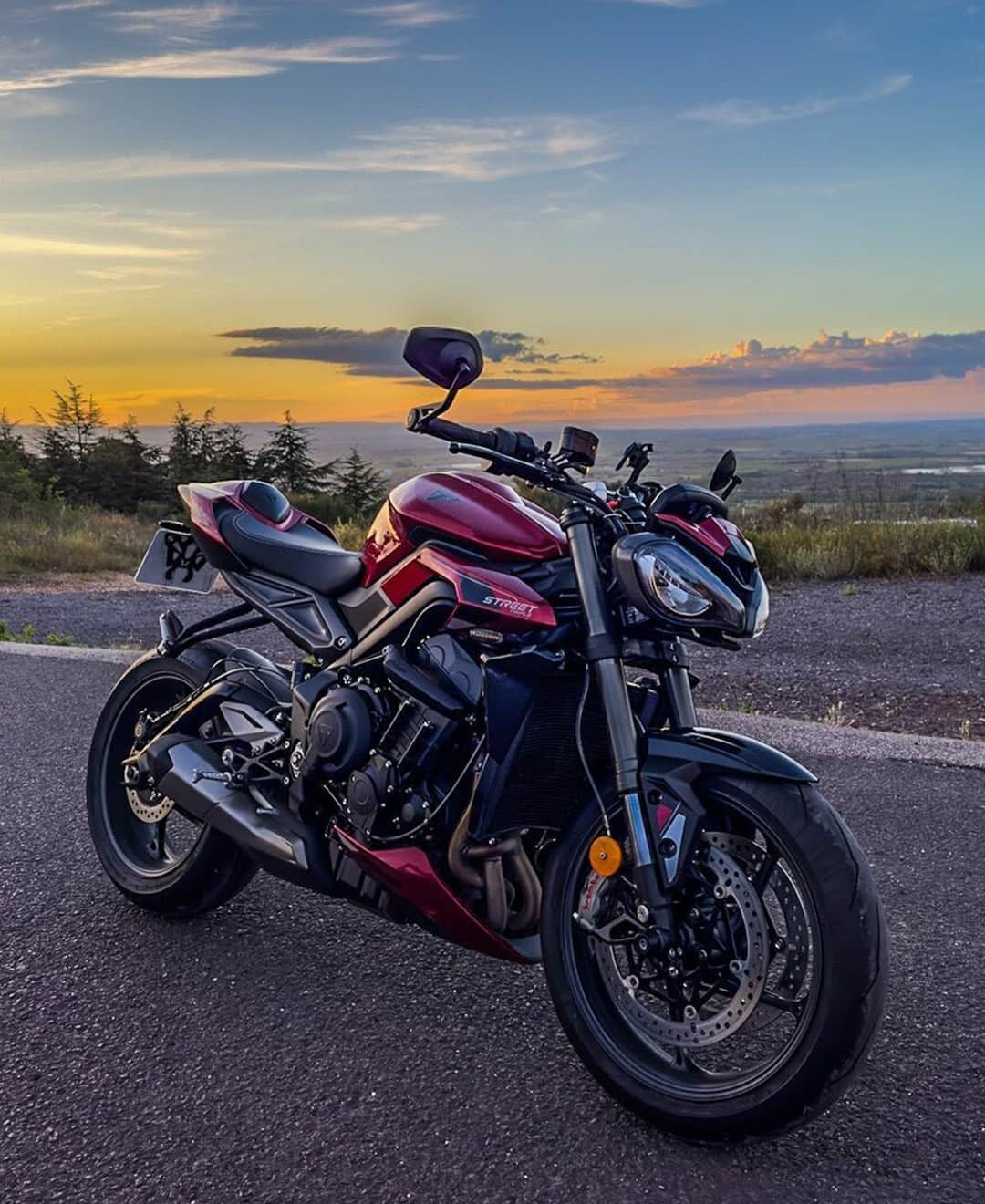 Triumph Motorcycles Japanさんのインスタグラム写真 - (Triumph Motorcycles JapanInstagram)「多くの方が、新型 Street Triple 765を楽しんでおり嬉しく思います。⁣ ⁣ 皆さんの気に入っている点を教えてください！⁣ ⁣ Credit: @zo0ko, @swissmotoboy, @gabriele.clemente___, @tigrou_rideuse & @rafonxx25⁣ ⁣ #StreetTriple765R #StreetTriple765RS #トライアンフ #トライアンフはかっこいい #バイク #バイク好きな人と繋がりたい #バイクのある風景 #バイクが好きだ #バイク好き #バイク乗りと繋がりたい #理想のライドがそこにある #triumph #ForTheRide #OfficialTriumph #TirumphMotorcycles」7月23日 13時00分 - triumph_motorcycles_japan