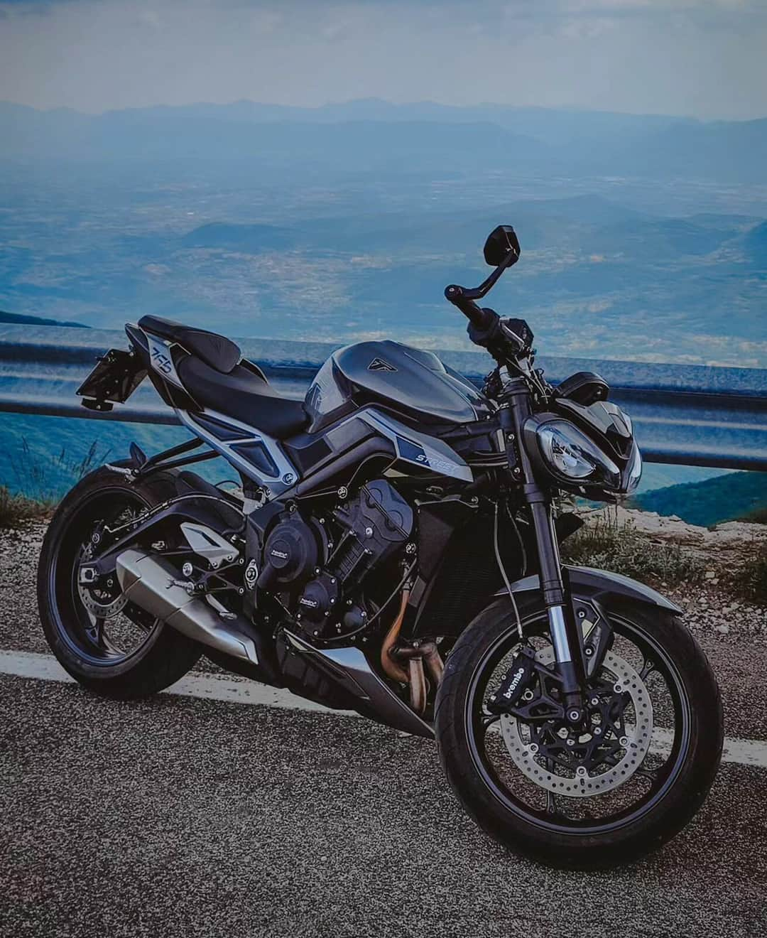 Triumph Motorcycles Japanさんのインスタグラム写真 - (Triumph Motorcycles JapanInstagram)「多くの方が、新型 Street Triple 765を楽しんでおり嬉しく思います。⁣ ⁣ 皆さんの気に入っている点を教えてください！⁣ ⁣ Credit: @zo0ko, @swissmotoboy, @gabriele.clemente___, @tigrou_rideuse & @rafonxx25⁣ ⁣ #StreetTriple765R #StreetTriple765RS #トライアンフ #トライアンフはかっこいい #バイク #バイク好きな人と繋がりたい #バイクのある風景 #バイクが好きだ #バイク好き #バイク乗りと繋がりたい #理想のライドがそこにある #triumph #ForTheRide #OfficialTriumph #TirumphMotorcycles」7月23日 13時00分 - triumph_motorcycles_japan