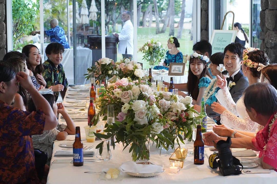 RealWeddingsのインスタグラム：「レセプションはフラとウクレレでハワイらしさを取り入れて☺︎  Planning:@realweddings_hawaii  Photo: @takaphoto_official  Hair&Make:@rie_utahm  Florist:@flowerflowerhawaii   #ハワイ挙式#ハワイウェディング#ハワイ婚#リゾ婚#ハワイフォト #ハワイウエディングプランナー #海外挙式#2023秋婚 #2024年春婚#結婚式準備#カハラホテル #hawaii#hawaiiwedding#hawaiiweddingplanner#realweddings_hawaii#kahalahotel #kahalawedding」