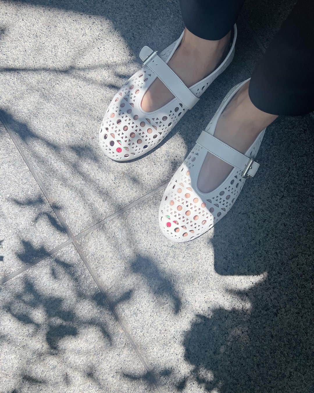 CHIAKIのインスタグラム：「! .  .  こんな歩きやすい靴 って最高やん！✨  先日、長時間歩いても靴擦れしなかった！  @maisonalaia  #maisonalaia   #cen_jp #chanel #code #ootd #coordinate #chiaki_shoes」