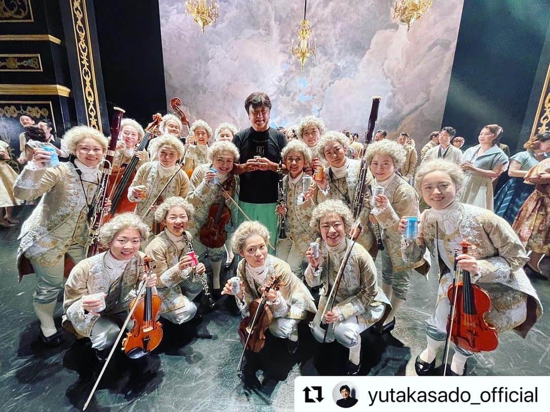 広崎うらんのインスタグラム：「Yutaka Sado with Little Mozarts 🎻💖  Today is the final stage of Don Giovanni! Congratulations to dear guys 🥳🎉  @yutakasado_official  @hpac_opera」