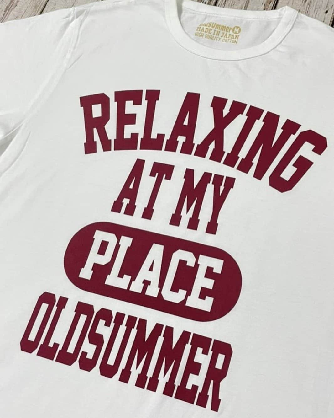 OldSUmmerさんのインスタグラム写真 - (OldSUmmerInstagram)「クルーネックTシャツ（RELAXING AT MY PLACE）  カレッジロゴ風の「RELAXING AT MY PLACE」デザインがスマートでおしゃれ。 フォルム・クオリティにとことんこだわった、人気のクルーネックTシャツです。   #アロカジ#alohacasual  #スタイリスト #純子さん  #Hawaii #wikiki #palmtree #beach #湘南 #アロハ#児島 #ジーンズ#madeinjapan #redwing #アメカジ #ジーパン #ootd  #fashion  #instafashion #vintage#リンクコーデ#アメカジコーデ#ジーパンコーデ#ビンテージ#ビッグサイズ#大きいサイズ#カレッジロゴ」7月23日 13時10分 - oldsummer.tokyo