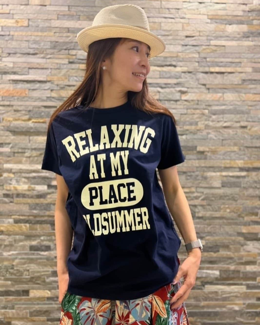 OldSUmmerさんのインスタグラム写真 - (OldSUmmerInstagram)「クルーネックTシャツ（RELAXING AT MY PLACE）  カレッジロゴ風の「RELAXING AT MY PLACE」デザインがスマートでおしゃれ。 フォルム・クオリティにとことんこだわった、人気のクルーネックTシャツです。   #アロカジ#alohacasual  #スタイリスト #純子さん  #Hawaii #wikiki #palmtree #beach #湘南 #アロハ#児島 #ジーンズ#madeinjapan #redwing #アメカジ #ジーパン #ootd  #fashion  #instafashion #vintage#リンクコーデ#アメカジコーデ#ジーパンコーデ#ビンテージ#ビッグサイズ#大きいサイズ#カレッジロゴ」7月23日 13時10分 - oldsummer.tokyo