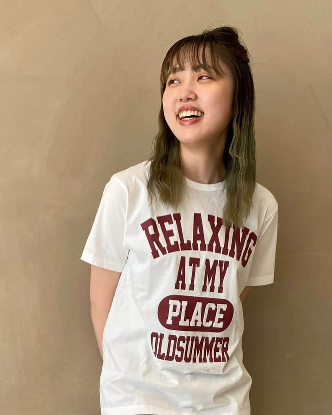 OldSUmmerさんのインスタグラム写真 - (OldSUmmerInstagram)「クルーネックTシャツ（RELAXING AT MY PLACE）  カレッジロゴ風の「RELAXING AT MY PLACE」デザインがスマートでおしゃれ。 フォルム・クオリティにとことんこだわった、人気のクルーネックTシャツです。   #アロカジ#alohacasual  #スタイリスト #純子さん  #Hawaii #wikiki #palmtree #beach #湘南 #アロハ#児島 #ジーンズ#madeinjapan #redwing #アメカジ #ジーパン #ootd  #fashion  #instafashion #vintage#リンクコーデ#アメカジコーデ#ジーパンコーデ#ビンテージ#ビッグサイズ#大きいサイズ#カレッジロゴ」7月23日 13時10分 - oldsummer.tokyo