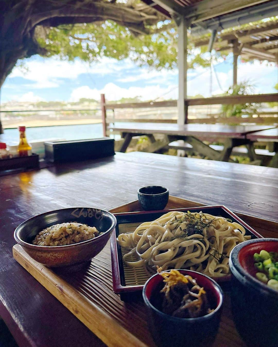 Tomoyo Umezawaさんのインスタグラム写真 - (Tomoyo UmezawaInstagram)「ここの もずくそば麦屋さん  値段もロケーションも いろいろ 最 ＆ 高 だった！  この日 食事が出てくる前に 1発 激しい風＆大雨に襲われたけど  屋根もあって 周りに木々もあるから 全然大丈夫だった∗*ﾟ   #奥武島 の手前にある #くんなとぅ っていうお店だよ😄  テラスも店内も イイ感じ♪ 私たちはテラス大好きだから テラスが充実してて嬉しかった♪  ちなみに #もずく食べ放題 🤗  @kiku_okinawa  ご馳走様ですッ!!  #沖縄 #南城市ランチ #沖縄ランチ #沖縄そば」7月23日 13時23分 - _umetomo_