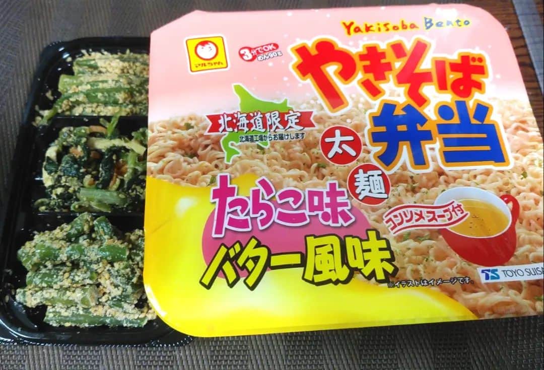 若狭たけしのインスタグラム：「たまに東京の近所のスーパーでも買えるやきそば弁当。」