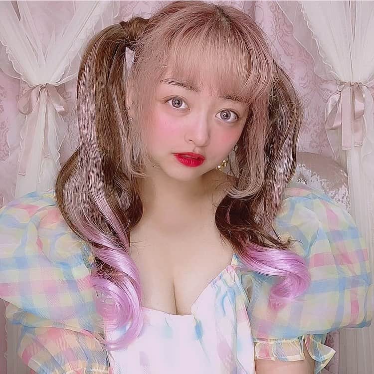 のインスタグラム：「💖💖💖💖💖💖💖💖💖💖💖  #ピンク星人 生存確認🙋‍♀️  お久しぶりです。 誕生日の投稿から日が空いてしまい 本当に申し訳ありませんでした。  ここ数ヶ月色んなことが重なり 長らく体調を崩しておりまして 療養期間に 入らせていただいていました。  数日前から少しずつお仕事も復帰し 今は環境を本当に少しずつですが 戻していけるように 頑張っているところです。  写真は私の原点と言ってもいい、 ロリータ時代の髪とメイクを またやってみたときのものです。 ※ロリータ服は暑くて脱いじゃった🥹 代わりにSHEINの可愛い夏服❤️  またロリータ姿で原宿行きたいな。  フルパワーで元気になるまでは 時間がかかるかと思いますが これからも頑張りますので よろしくお願い致します🙇‍♀️  #ご報告 #ロリータ #ロリータメイク #ロリータファッション #もりあり #moriari #ピンク星人 #ピンクベージュ #ピンクすきな人と繋がりたい #shein購入品 #shein #harajuku #harajukustyle #japanesegirl」