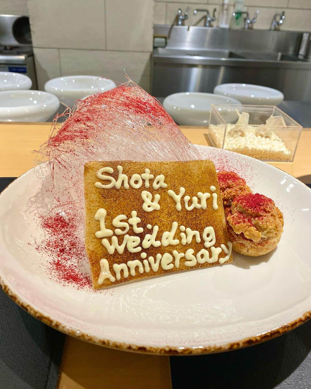 内田有理さんのインスタグラム写真 - (内田有理Instagram)「結婚記念日🍽️💖 一年経ちました☺️🎉 思い出がたくさんあり過ぎて、まさか一年後の今もうほぼ臨月とは信じられないです😳 祥太色々優しい☺️これからも私達をよろしくです✨  お店は祥太繋がりの方が働いてるお店を予約してくれててデザートプレートも🍨💖  本当手の込んだフレンチで魚料理でここまでたくさん出てくるの驚きました🐟！てか全部魚？✨ 液体窒素もすご〜い〜！化学全然わかりません🤷‍♀️祥太わかっててすごいね😵‍💫  トリュフの香りも良くて😭✨ 昆布がデザートに入ってたり、ユニークさもおいしくて、本当幸せでした😌 是非みなさん行ってみてください✨！  #サンプリシテ代官山 #代官山グルメ #結婚記念日」7月23日 13時20分 - yuriuchida1018