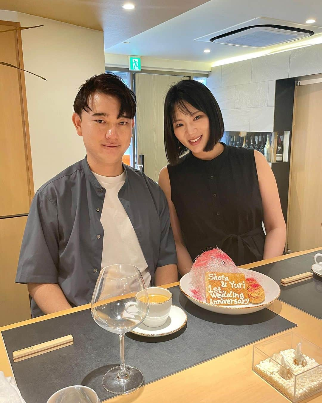 内田有理のインスタグラム：「結婚記念日🍽️💖 一年経ちました☺️🎉 思い出がたくさんあり過ぎて、まさか一年後の今もうほぼ臨月とは信じられないです😳 祥太色々優しい☺️これからも私達をよろしくです✨  お店は祥太繋がりの方が働いてるお店を予約してくれててデザートプレートも🍨💖  本当手の込んだフレンチで魚料理でここまでたくさん出てくるの驚きました🐟！てか全部魚？✨ 液体窒素もすご〜い〜！化学全然わかりません🤷‍♀️祥太わかっててすごいね😵‍💫  トリュフの香りも良くて😭✨ 昆布がデザートに入ってたり、ユニークさもおいしくて、本当幸せでした😌 是非みなさん行ってみてください✨！  #サンプリシテ代官山 #代官山グルメ #結婚記念日」