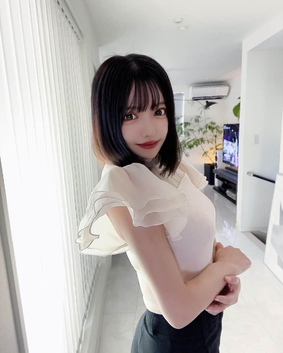のインスタグラム：「2枚目の手がおばショットすぎたけど服のデザイン分かりやすいから載せます👵  @eimyistoire_official の可愛いTOPS🫶 フリフリが二の腕カバーしてくれるしお嬢様気分👰‍♀️ ・ ・ #eimyistoire #エイミーストア#ファッションコーデ#コーディネート#可愛いコーデ#自撮り#セルフィー#黒髪女子 #黒髪ボブ #トップス#きょコ #インフルエンサー#夏コーデ#ルミネエスト新宿」