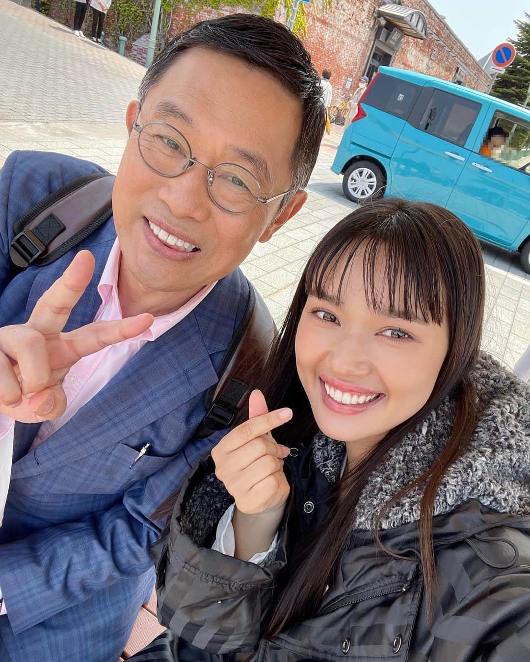 新井舞良のインスタグラム：「このあと16:00から！ 『#さすらいのグルメハンター』第1話が放送です🍜🐙🦑🐟🍣🍔 函館の美味しい食べ物がたくさん登場します。飯テロドラマです。😏  先輩の広重さん( #内藤剛志 さん) と毎日函館を歩き回り、食品バイヤーとしての大切なことをたくさんご指導していただきました。  そして、函館の街の匂い、雰囲気、歴史、食べ物、地元の人たちのお人柄、忘れられません…‼︎ 楽しいドラマですので、是非ご覧ください‼︎」