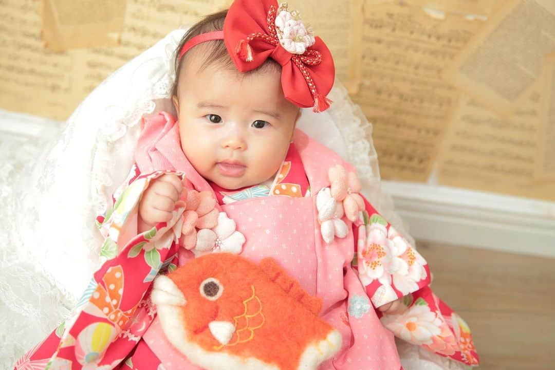 のインスタグラム：「100日photo･:*+.  photographer_itakura  #ベビーフォト #赤ちゃん #ベビー #家族写真 #baby #ハーフバースデー #キッズフォト #ファミリーフォト #赤ちゃんのいる生活 #成長記録 #女の子ベビー #バースデーフォト #女の子ママ #あかちゃん #撮影 #halfbirthday #スタジオ撮影 #スタジオキャラット #スタジオキャラット丸井錦糸町店 #studiocaratt」