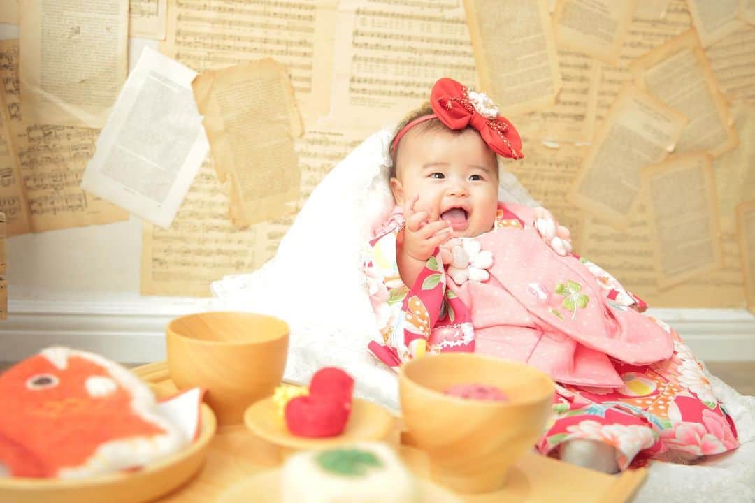 のインスタグラム：「100日photo･:*+.  photographer_itakura  #ベビーフォト #赤ちゃん #ベビー #家族写真 #baby #ハーフバースデー #キッズフォト #ファミリーフォト #赤ちゃんのいる生活 #成長記録 #女の子ベビー #バースデーフォト #女の子ママ #あかちゃん #撮影 #halfbirthday #スタジオ撮影 #スタジオキャラット #スタジオキャラット丸井錦糸町店 #studiocaratt」