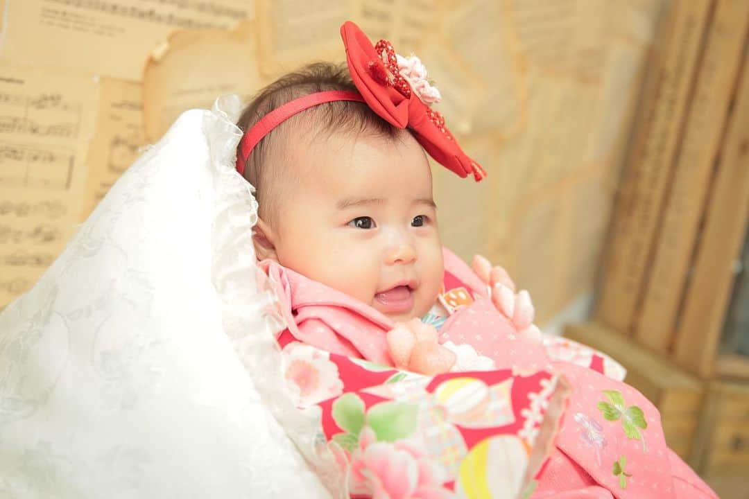 のインスタグラム：「100日photo･:*+.  photographer_itakura  #ベビーフォト #赤ちゃん #ベビー #家族写真 #baby #ハーフバースデー #キッズフォト #ファミリーフォト #赤ちゃんのいる生活 #成長記録 #女の子ベビー #バースデーフォト #女の子ママ #あかちゃん #撮影 #halfbirthday #スタジオ撮影 #スタジオキャラット #スタジオキャラット丸井錦糸町店 #studiocaratt」