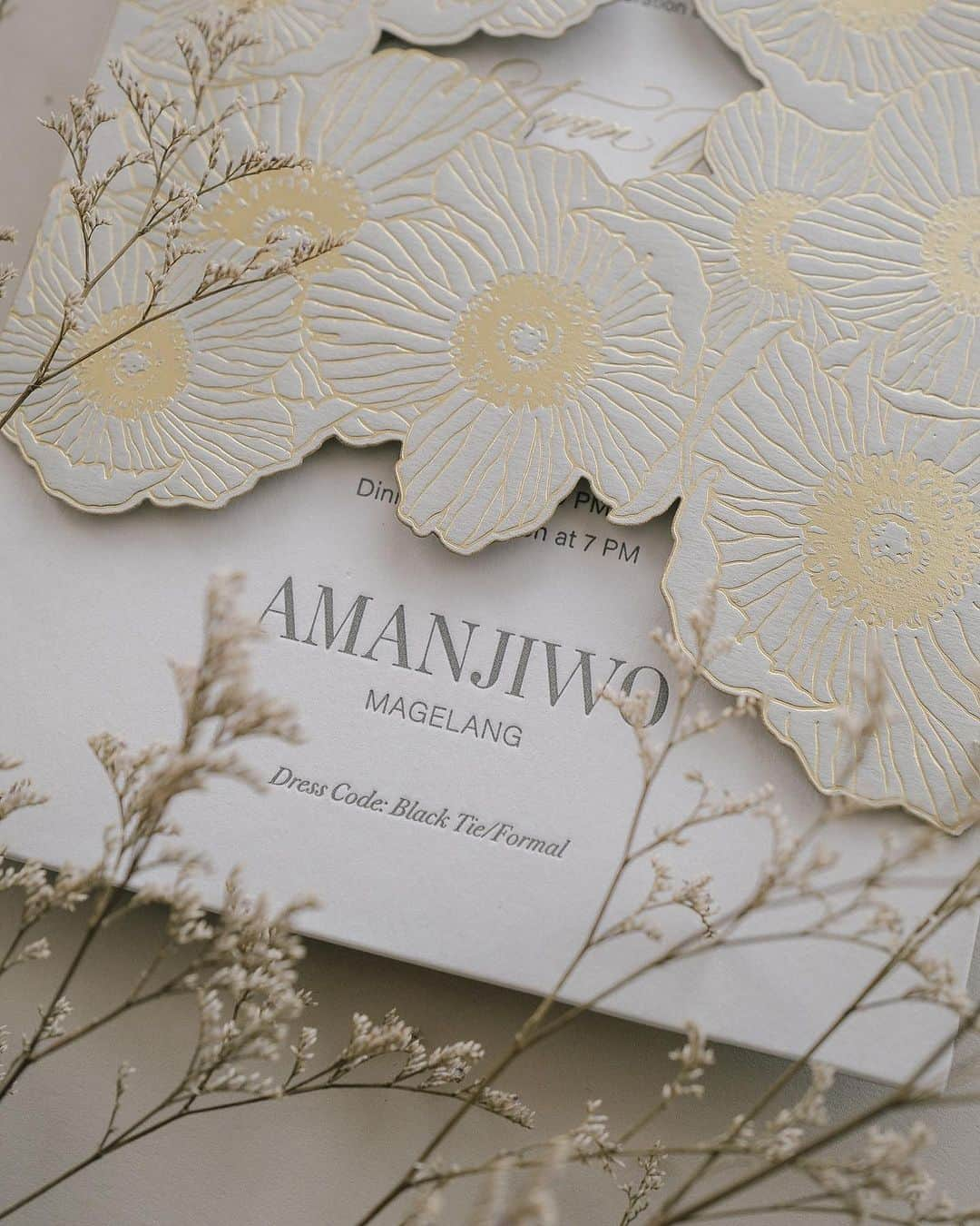 Veronica Halimさんのインスタグラム写真 - (Veronica HalimInstagram)「It's hard to choose a favorite photo when there are so many pretty details in an invitation suite. Slide to a close-up view of this invitation suite designed for L&S wedding at @amanjiwo   Thank you for letting us be part of your special day. Congratulations! —  #amanjiwo #ldvh  #カリグラフィースタイリング  #weddinginvitation #weddingstationery  #embossed  #paperlovers #ウェディング #ウェディングアイテム #カリグラファ #veronicahalim #スタイリング #prettypapers #weddingsuite #truffypi」7月23日 13時35分 - truffypi