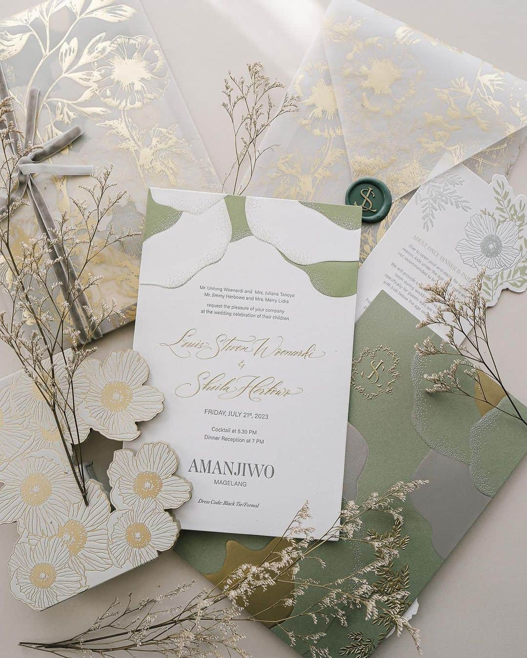 Veronica Halimさんのインスタグラム写真 - (Veronica HalimInstagram)「It's hard to choose a favorite photo when there are so many pretty details in an invitation suite. Slide to a close-up view of this invitation suite designed for L&S wedding at @amanjiwo   Thank you for letting us be part of your special day. Congratulations! —  #amanjiwo #ldvh  #カリグラフィースタイリング  #weddinginvitation #weddingstationery  #embossed  #paperlovers #ウェディング #ウェディングアイテム #カリグラファ #veronicahalim #スタイリング #prettypapers #weddingsuite #truffypi」7月23日 13時35分 - truffypi