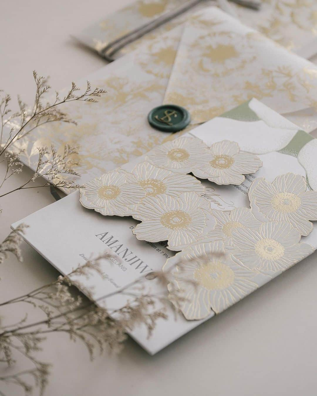 Veronica Halimさんのインスタグラム写真 - (Veronica HalimInstagram)「It's hard to choose a favorite photo when there are so many pretty details in an invitation suite. Slide to a close-up view of this invitation suite designed for L&S wedding at @amanjiwo   Thank you for letting us be part of your special day. Congratulations! —  #amanjiwo #ldvh  #カリグラフィースタイリング  #weddinginvitation #weddingstationery  #embossed  #paperlovers #ウェディング #ウェディングアイテム #カリグラファ #veronicahalim #スタイリング #prettypapers #weddingsuite #truffypi」7月23日 13時35分 - truffypi