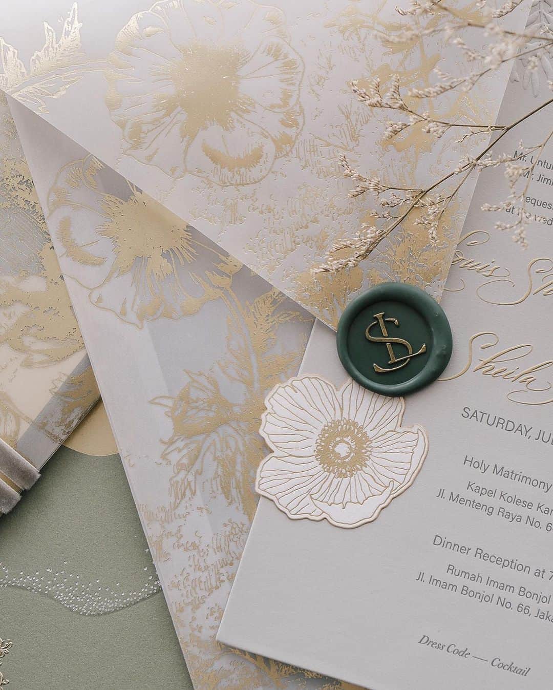 Veronica Halimさんのインスタグラム写真 - (Veronica HalimInstagram)「It's hard to choose a favorite photo when there are so many pretty details in an invitation suite. Slide to a close-up view of this invitation suite designed for L&S wedding at @amanjiwo   Thank you for letting us be part of your special day. Congratulations! —  #amanjiwo #ldvh  #カリグラフィースタイリング  #weddinginvitation #weddingstationery  #embossed  #paperlovers #ウェディング #ウェディングアイテム #カリグラファ #veronicahalim #スタイリング #prettypapers #weddingsuite #truffypi」7月23日 13時35分 - truffypi