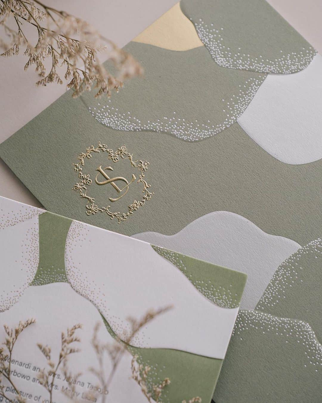 Veronica Halimさんのインスタグラム写真 - (Veronica HalimInstagram)「It's hard to choose a favorite photo when there are so many pretty details in an invitation suite. Slide to a close-up view of this invitation suite designed for L&S wedding at @amanjiwo   Thank you for letting us be part of your special day. Congratulations! —  #amanjiwo #ldvh  #カリグラフィースタイリング  #weddinginvitation #weddingstationery  #embossed  #paperlovers #ウェディング #ウェディングアイテム #カリグラファ #veronicahalim #スタイリング #prettypapers #weddingsuite #truffypi」7月23日 13時35分 - truffypi