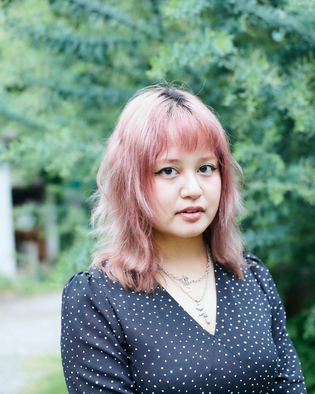 lute / ルーテのインスタグラム：「キャッチーで美しいメロディーセンスと轟音ノイズのシューゲイズサウンドで魅了するシンガポール拠点のバンド、Blush。 6月にNo Sleep Recordsから新曲‘All I Wanna Do’をリリース、来日公演も披露した彼らにインタビュー。年内リリース予定の新作アルバムにも期待！✔︎  Blush メンバー：🎸 Soffi Peters（Vo. ソフィ・ピーターズ）、Nicholas Wong（Dr.ニコラス・ウォン）、Daniel Lim（Gt. ダニエル・リム）、Daniel Pei（Ba. ダニエル・ペイ）  Q.コラボしてみたいアーティストは？  ソフィ：SASAMI! (もしコラボしたら)私は死んでしまうでしょう  ニック: Microchip Terror と Fauxe はシンガポール出身の2人のエレクトロニック ミュージシャンです。一緒に何かをすることにとても興味があります。  Q. 最近興味がある人やプロジェクトはある？  ソフィ: 最近、Annie Collingeの写真を楽しんでいます  ニック: あまりないな  リム：私は最近、あまり知られていない非常にアンダーグラウンドなインディーズ無名アニメにハマりました。その長い歴史にもかかわらず、1999 年から存在しています。知っているかどうかはわかりませんが、知らない可能性が高いです。ナルトというアニメです。  ペイ: 私はFrancis Bacon(フランシス・ベーコン)の絵画の大ファンで、いつか彼の作品を実物で見る機会があればと思っています。  Q. あなたにとって最高のアーティストは誰？  ニック：Choir Boy  ペイ：The Velvet Underground  Q. 好きなクリエイターは？   ソフィ: 私は押見修造の本が大好きです。 「血の轍」は私がここ数年で一番好きな漫画です。丸尾末広さんのイラストも好きです。  ニック：マーティン・マクドナーとウェス・クレイブンが好きです。  リム: 私はリー・クアンユーが好きです、彼がシンガポールを作ったからです。  ペイ：岩井俊二の映画が大好きなんです。特に「リリイ・シュシュのすべて」は観て衝撃的でした。  Q. 好きな映画やドラマはある?  ソフィ: 私たちはホラー映画を一緒に見るのが大好きで、お気に入りには『Rosemary's Baby』、『Possession』、『Re-Animator』、『The Sadness』とかかな。  Q. 5年後はどんな人になっていたいですか？  ニック：5歳くらい年上になりたいです  Q. 最近の活動はどう？  私たちは最近、友人のSobsとForestsと一緒に東京で3つのショーを行いました。現在、今年後半にリリースされるアルバムのリリースに向けて準備中です！曲を世に出して、また書き始めるのが待ちきれません！  📸  @misanakagaki   音楽動画メディア「lute」によるインタビュー企画「IN TOWN」✍️アーティストやクリエイターのインサイドをストリートから配信📷」