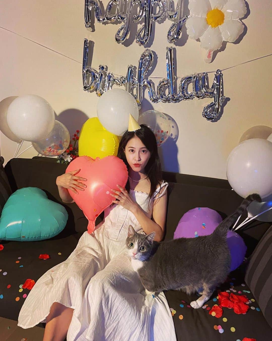 パク・ミンジのインスタグラム：「맘 따순 친구와 동생 덕에 생일기념 공주놀이 실컷 했다ㅎㅋ 🥳💕 34살이 되었습니다요! 축하 해주신 모든 분들께 감사✨」