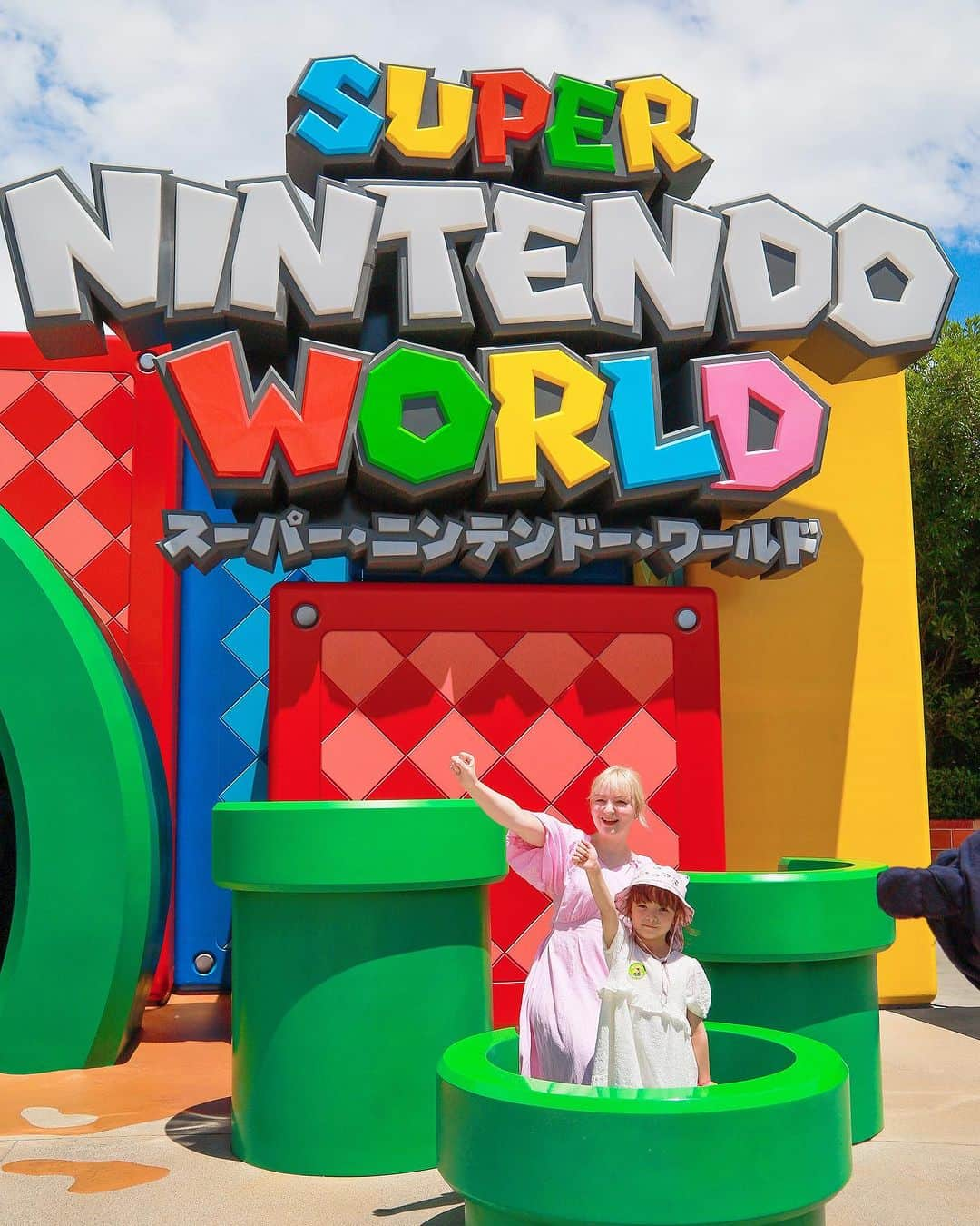 Jenyaのインスタグラム：「スーパーニンテンドーワールド！！#wearemario  @universal_studios_japan   マリオが大好きな私にとって、ずっといていたい空間でした！ 食事編とグッズ編も載せます！  @lily_brown_official のピンクワンピースを着ていたら、ピーチ姫って何回か言われました😊 えみりは　@littlechoux.official のワンピースでした。  #mario #supermario #大阪観光 #usj #lilybrown #マリオ #スーパーニンテンドーワールド #ニンテンドー #夏休み #jtb」