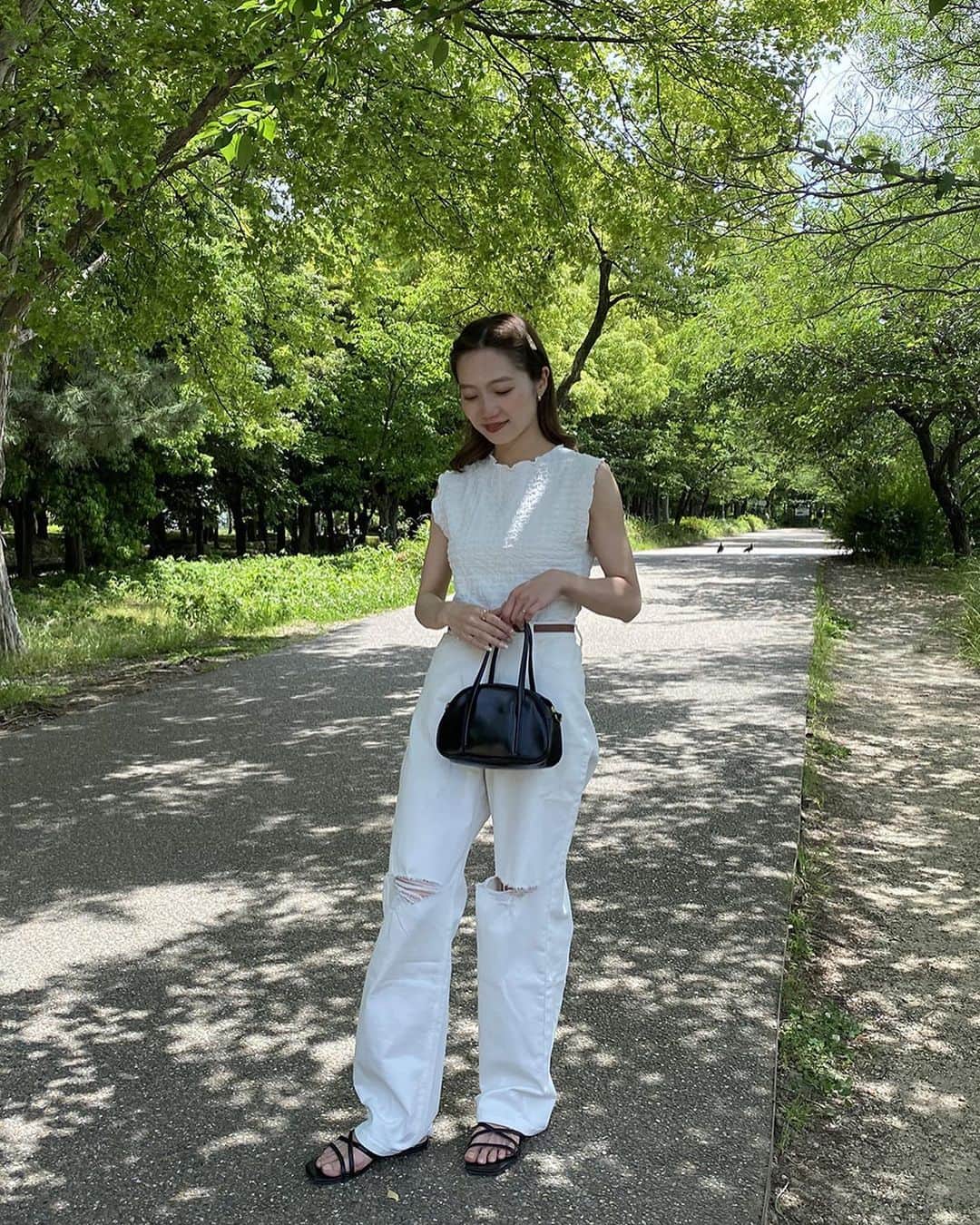 DHOLIC SNAPのインスタグラム：「sleeveless 🤍 夏の必須item 🌻  気になるアイテムはショッピングタグをチェック✔︎」
