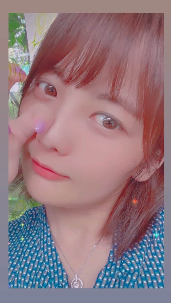 朝木ちひろのインスタグラム：「６月、10年ぶりくらいにサロンでネイルしたときの💅🥹　　 わたし昔からキラキラするものを光にかざして^見るのが好きで、マグネットネイルにした！ 最初は色味間違えたかな…？とかソワソワしてたけど、充分すぎるくらい1ヶ月弱楽しんだ！ 気がついたら自分の手を見てて、キラキラに癒されていた🤤  また時期を見てやりたいな〜って思う🥺🫶 友達のネイルとか見てるとほんと羨ましい🥺🫶  #マグネットネイル  #パラジェル #夏休みネイル」