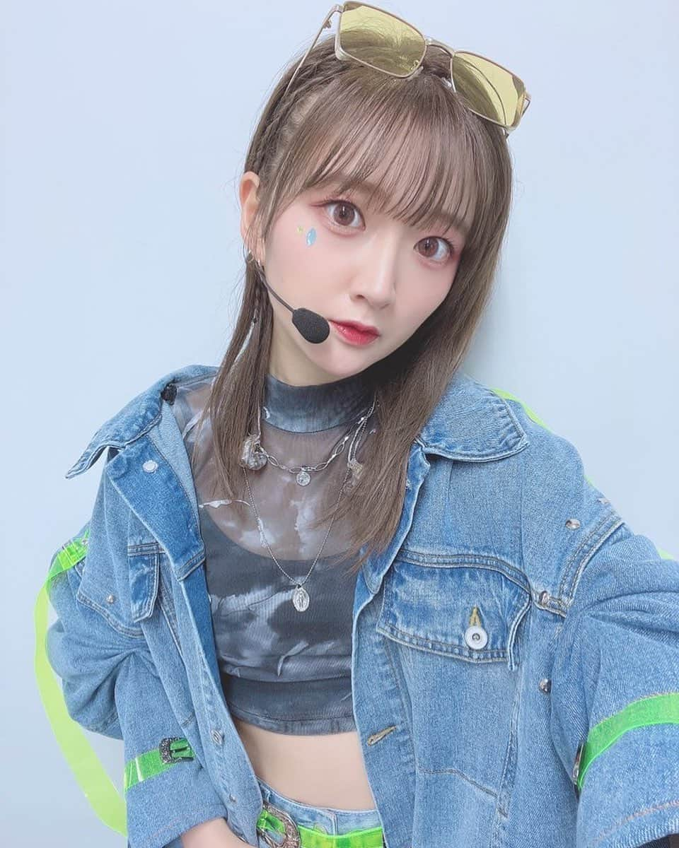 山根綺のインスタグラム：「『283PRODUCTION SOLO PERFORMANCE LIVE「我儘なまま」』 Day1ありがとうございました！✨ 美琴のソロ曲、 『Look up to the sky』初披露でした。 プロデューサーさん、いかがでしたか？？ 一面の綺麗な赤、とっても綺麗でした。 今日は快晴。晴れた空に似合うように、リラックスして頑張ります。いってきます！  #idolmaster #shiny #colors #アイドルマスター #シャイニーカラーズ #シャニマス #緋田美琴 #solo」