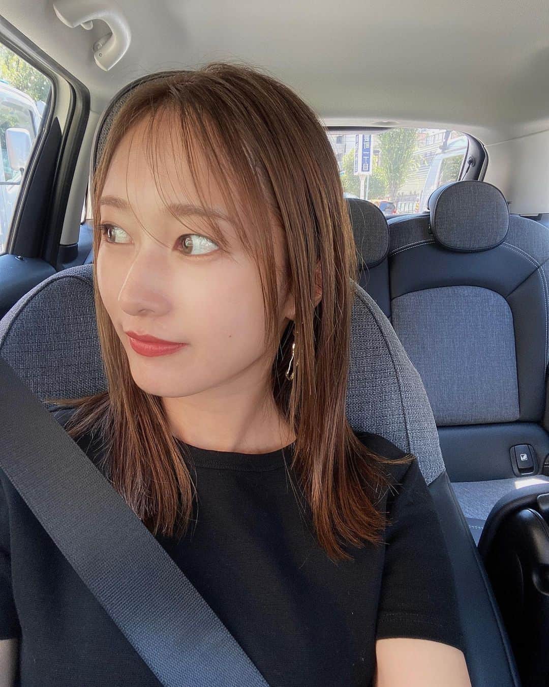 倉園由菜のインスタグラム：「. 髪を15cmくらい切りました✂︎  顔周りはレイヤー入れてもらって 全体的に軽くしつつ、毛先はパッツン。  長さは1ヶ月くらい悩んだけどスッキリして嬉しい。 体感温度も2度くらい変わった気がする。  カラーはアクアマリンベージュらしい。」
