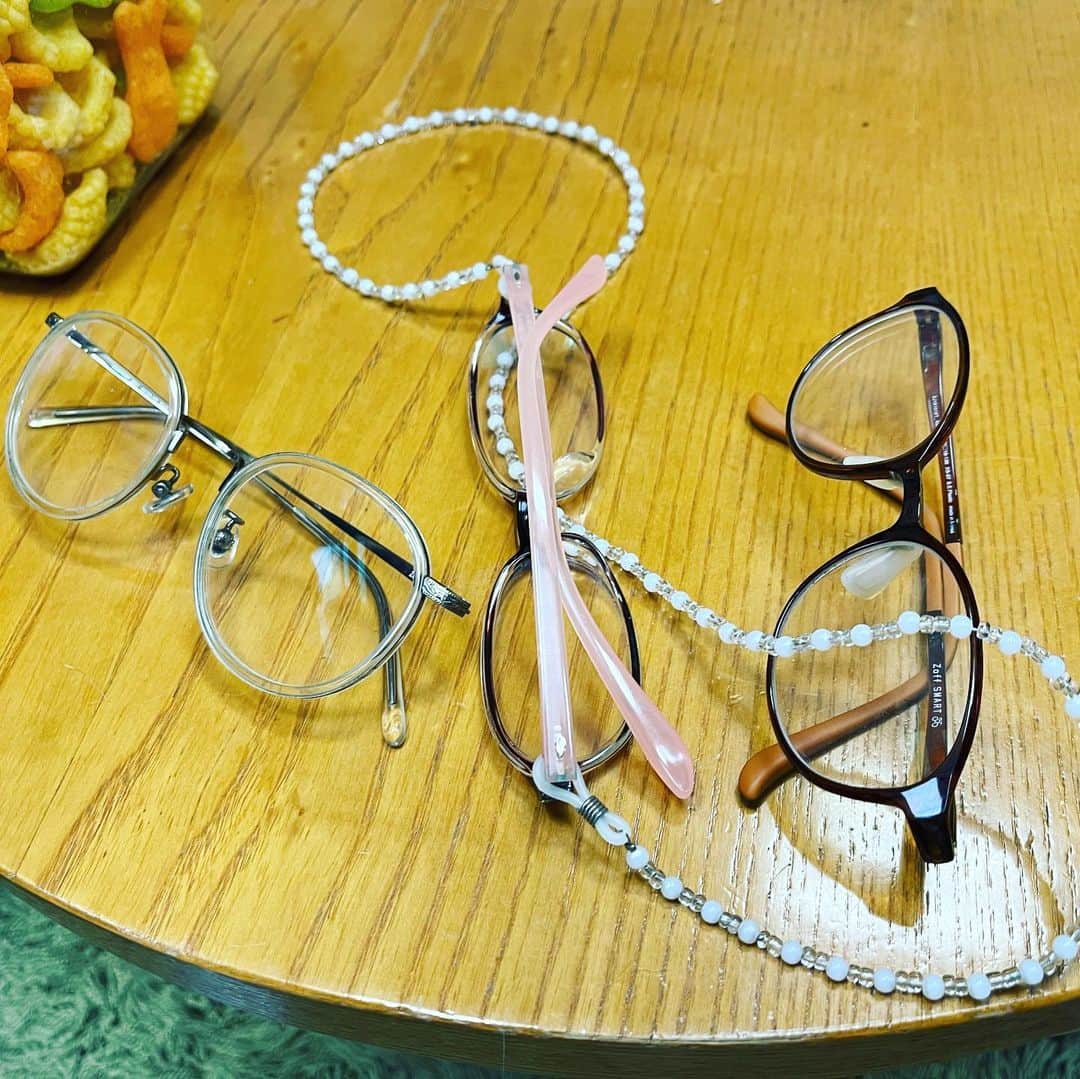 水谷さるころのインスタグラム：「家族全員のメガネがテーブルに置いてあった。私だけ…レンズが下で、メガネへの意識の低さが露呈している。」