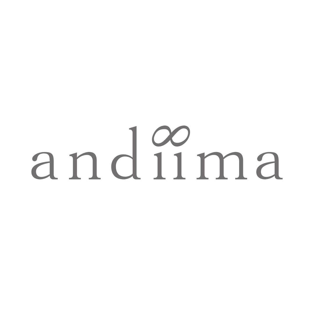 新井恵理那さんのインスタグラム写真 - (新井恵理那Instagram)「私がプロデュースする「andiima」の誕生記念ライブ配信は、いよいよ明日です！(#^.^#) 7月24日（月）20:30頃から、こちらのInstagramにて♪  一粒ダイヤがキラリと輝くシンプルなネックレスなので、シーンを選ばず着用していただけます(^-^) 数量限定です!  どうぞご期待ください♪  去年秋から動いていたこのプロジェクト。  ブランドのコンセプトを考えるところから始まり、ロゴを決めたり、ジュエリーのデザインを書いたり、それをカタチにしていったり… ラッキーアンドカンパニーさんに協力してもらいながらひとつずつ進めてきました。  やっとみなさんにお届けできるのが嬉しくてワクワクしていますo(^o^)o♪  明日は最後に大切なお知らせもありますので、 全部で30分くらいを想定していますが、最後までご覧いただきたいです♪  #andiima #jewelry #newbrand #新井恵理那 #centforce」7月23日 14時24分 - elina_arai