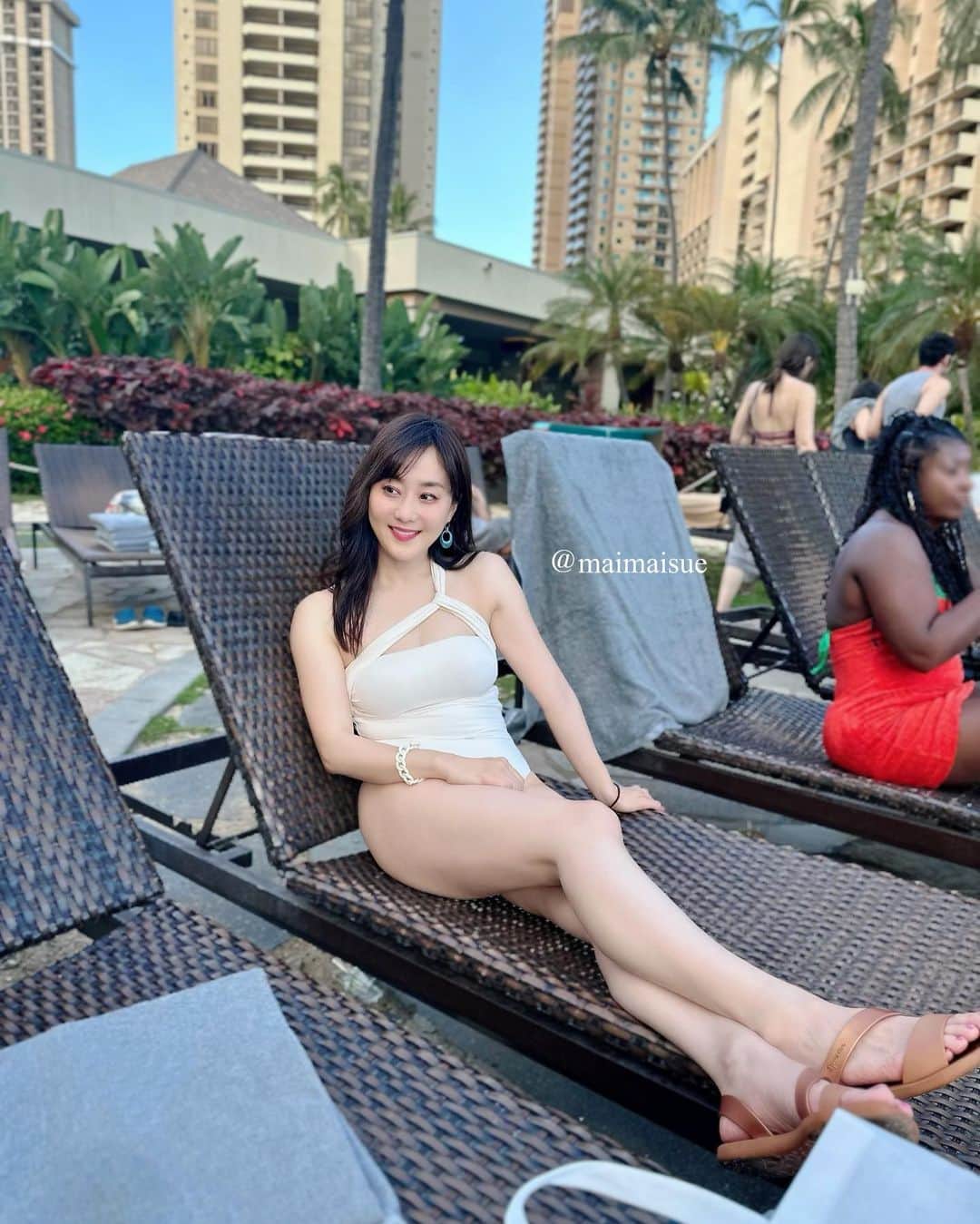 村上麻衣のインスタグラム：「関東も梅雨明けしました🌻 毎日暑いですね〜ホントに🥵  水着は　@eimyistoire_official   #エイミーイストワール の水着ってすごく可愛いんですけど、到着が毎年すごく遅いです😅 これは昨年発売ので、 今年の水着は4月に予約しましたが、 7/23本日まだ届きません👙  1年遅れで着るサイクルかな‥笑  #水着#eimyistoire #ワンピース水着 しか着ません基本的には#hawaii #wikiki #プール」
