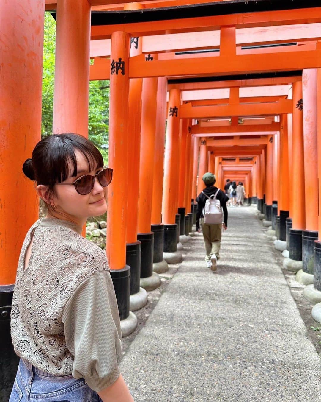 葵わかなさんのインスタグラム写真 - (葵わかなInstagram)「． 先日、京都に行ってきました🌻  お仕事ではよく行くのに、旅行となるとかなり…ないかも？！  ゆっくり観光も初めてで、なんだか知らない街みたいだった😳  撮影所もあるし、昔からよく来てたんだけどな〜  季節もよくて、とても楽しめました☺️  旅行に来ると基本結構動くので、たくさん歩いて、汗かいて、食べて飲んで、充実です！  今回は観光と、行ったことのない所をメインに据えたから、行けなかった場所もあったんだけど… 新しい発見もあり、とてもいい旅でした。  そして、今月から「ANASTASIA」のお稽古スタート！ 私の夏はあっという間にすぎそう… もうちょっと遊びたいけど〜！ ひとまず、頑張る熱い夏💪  遊ぶ夏！の方も、頑張る夏！の方も、満喫しましょうね😎  #夏旅行」7月23日 14時20分 - aoiwakana0630