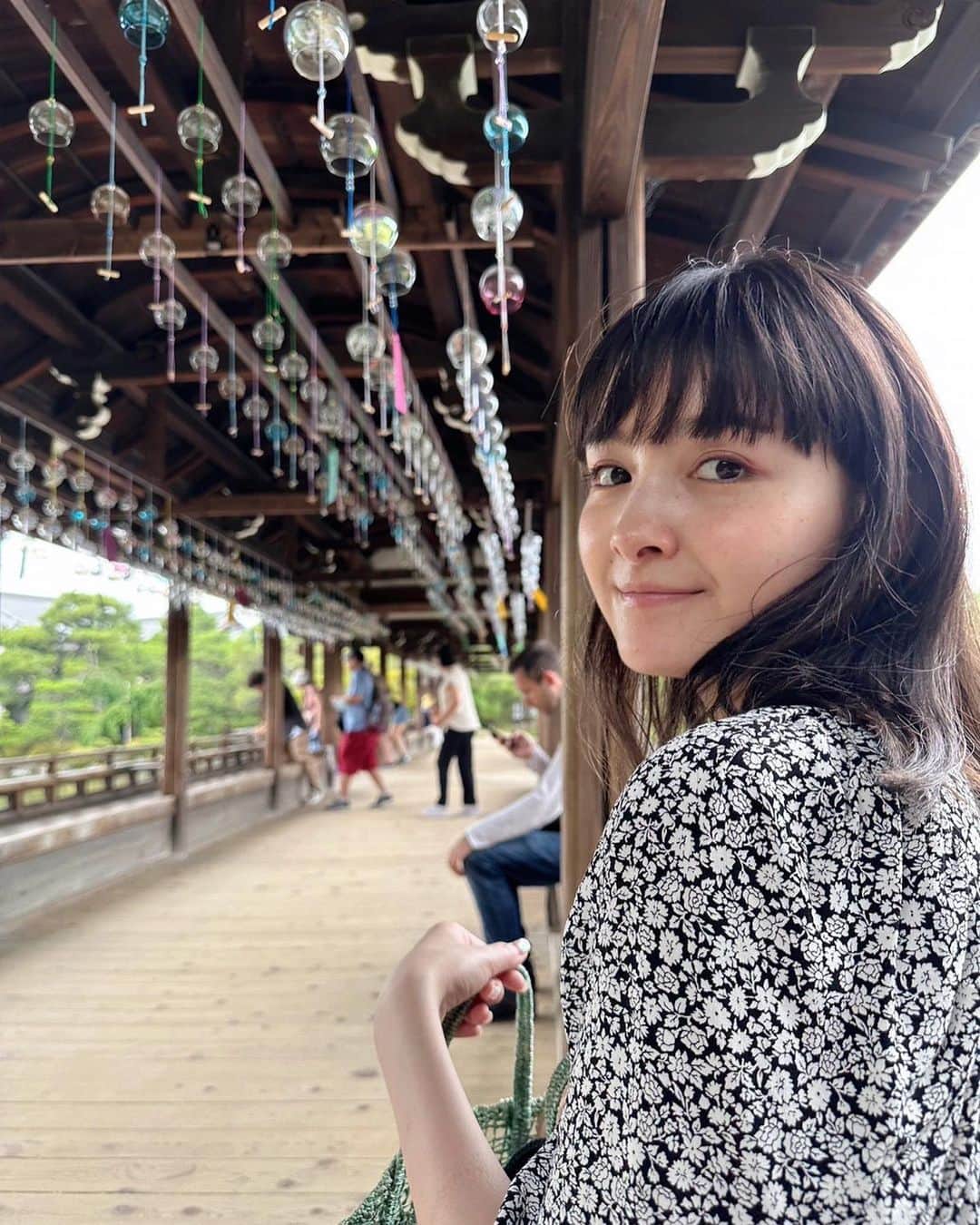葵わかなさんのインスタグラム写真 - (葵わかなInstagram)「． 先日、京都に行ってきました🌻  お仕事ではよく行くのに、旅行となるとかなり…ないかも？！  ゆっくり観光も初めてで、なんだか知らない街みたいだった😳  撮影所もあるし、昔からよく来てたんだけどな〜  季節もよくて、とても楽しめました☺️  旅行に来ると基本結構動くので、たくさん歩いて、汗かいて、食べて飲んで、充実です！  今回は観光と、行ったことのない所をメインに据えたから、行けなかった場所もあったんだけど… 新しい発見もあり、とてもいい旅でした。  そして、今月から「ANASTASIA」のお稽古スタート！ 私の夏はあっという間にすぎそう… もうちょっと遊びたいけど〜！ ひとまず、頑張る熱い夏💪  遊ぶ夏！の方も、頑張る夏！の方も、満喫しましょうね😎  #夏旅行」7月23日 14時20分 - aoiwakana0630