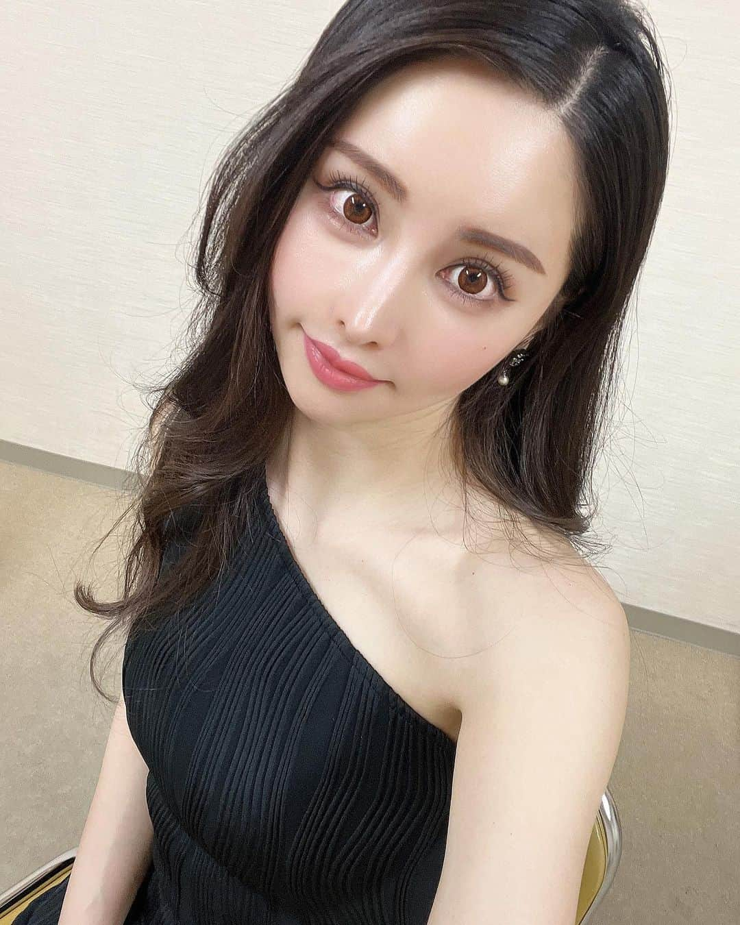 CHIKAさんのインスタグラム写真 - (CHIKAInstagram)「シーライン３日目🩵  たるみの原因である SMAS筋膜引き締めに加え・・  コラーゲン生成はまだまだ 続くので肌のハリはこれから さらにアップしていきます🩵  \美肌作りとリフトアップ専門店/ @laura_tokyo   顔が軽くなるこの感動🩵 私はシーライン歴9年です😊  私が気をつけている たるまないための基本習慣  \毎日コツコツ/ ・日焼け止めを塗る ・外では日傘をさす ・グリグリマッサージしない ・口角を上げておく ・甘いものを出来るだけ控える  \プロの力も借りる/ ・シーラインを定期に ・プラチナクレイピールを定期的に ・トニーシュアでホームケア ・メラミーで肌の内側から高保湿  \サロン品質をご自宅でも/ @melame_official   #エステサロン #シーライン #リフトアップ #たるみ改善 #ローラビューティーサロン」7月23日 14時22分 - chika72714