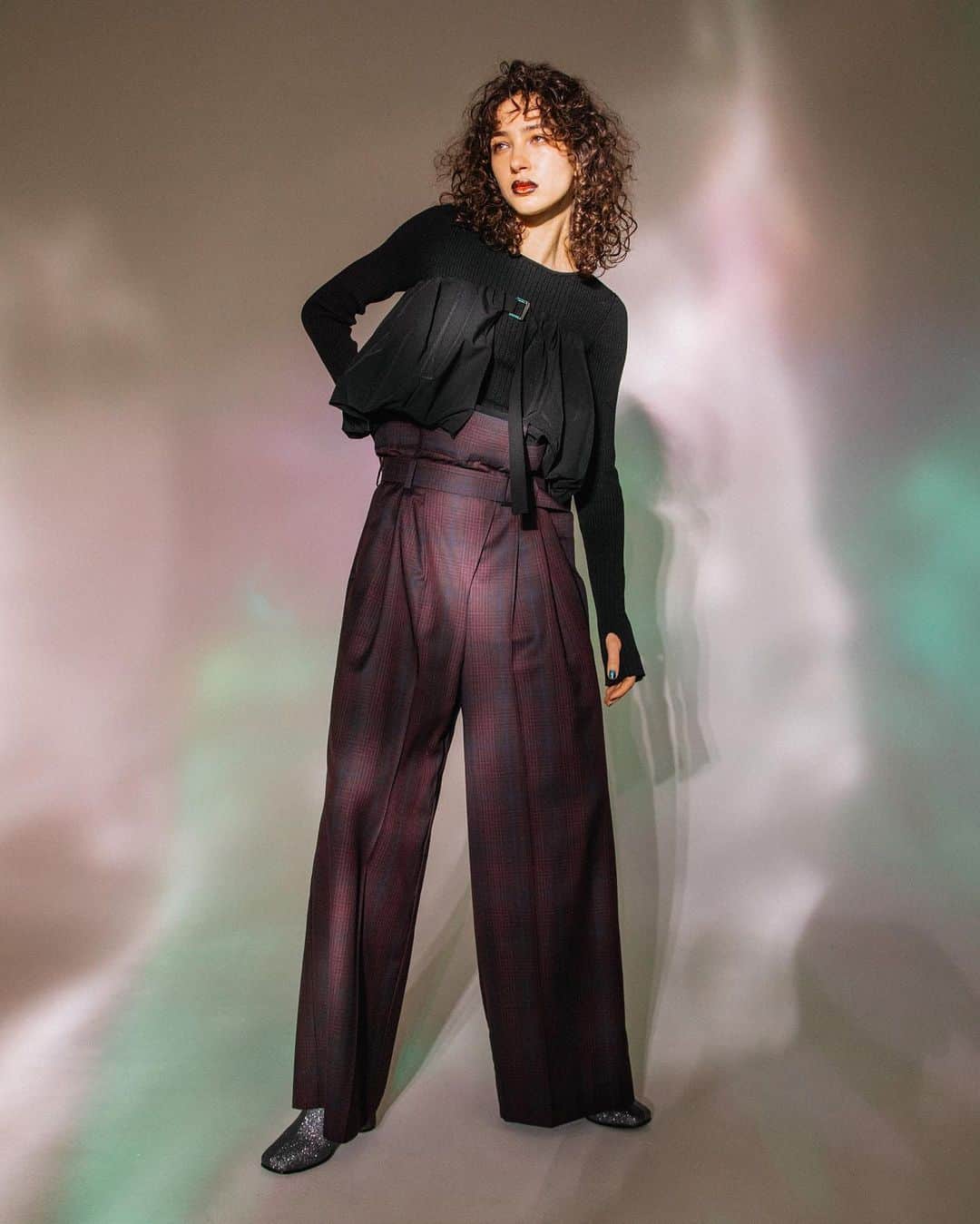 AULA AILAさんのインスタグラム写真 - (AULA AILAInstagram)「【2023 FALL & WINTER COLLECTION】  RIB KNIT TOPS BALLOON SET COLOR BLACK SIZE 0 ¥20,900  HIGH WAIST LINE PANTS COLOR BORDEAUX SIZE 0/1 ¥27,500  ✔️AULA AILA OFFICIAL WEB STOREにて発売中」7月23日 14時28分 - aulaaila_official