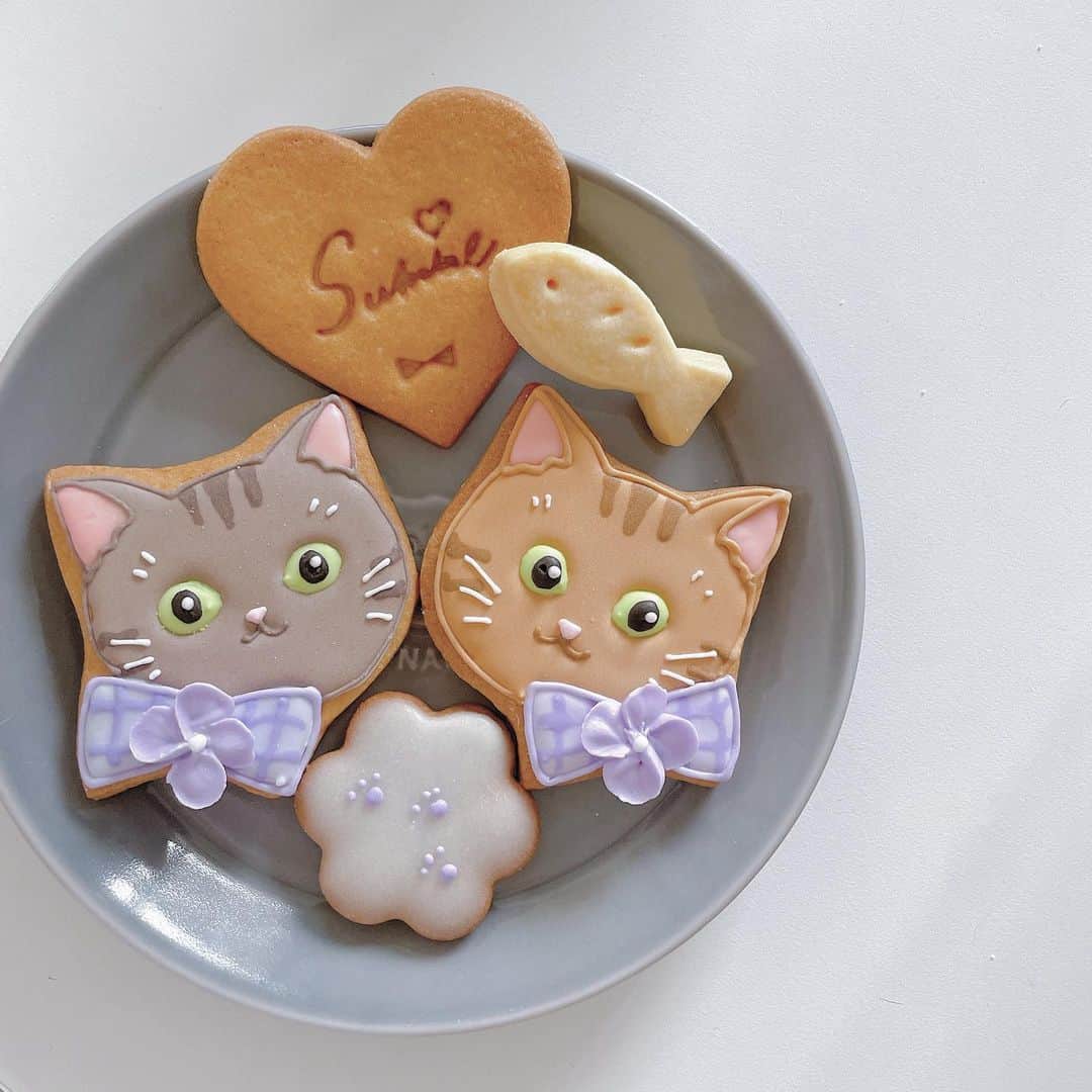 佐藤すみれのインスタグラム：「💜💜💜  【すみれの猫じかんから一年】  また可愛くて楽しくて美味しいイベント企画したいな🐱 @melililou.lilou さんのしずこたクッキー、2匹ともそっくりで可愛かった。。  来週はスイーツ監修のお仕事の発表があります！  　　　 #すみれの猫じかん  #佐藤すみれプロデュース  #アイシングクッキー  #サイン入りクッキー  #メリリル さんのクッキー #キジトラ #ベンガル  #しずく #こたろー #しずこた」