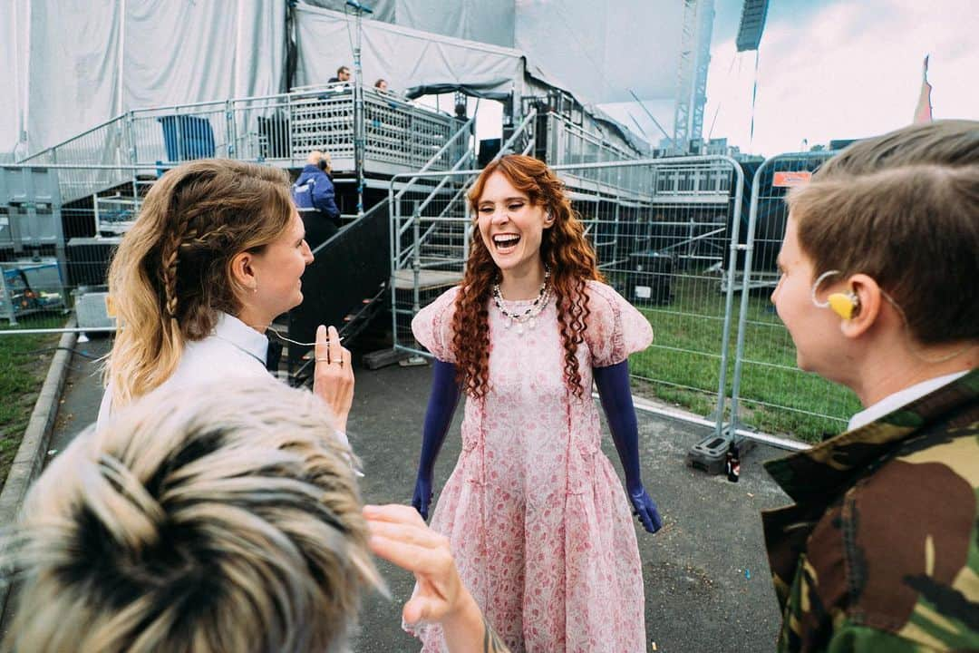 ケイト・ナッシュさんのインスタグラム写真 - (ケイト・ナッシュInstagram)「Tramlines! What a weekend. Thank you so much for your ENERGY! We had a special time ☔️ 💖 @tramlines photos @dorapaphides styled by @iammattking hair and make up @evanhuang.33 dress & gloves 🫶🏼@renlisuofficial  @elissapoppy」7月24日 0時01分 - katenash